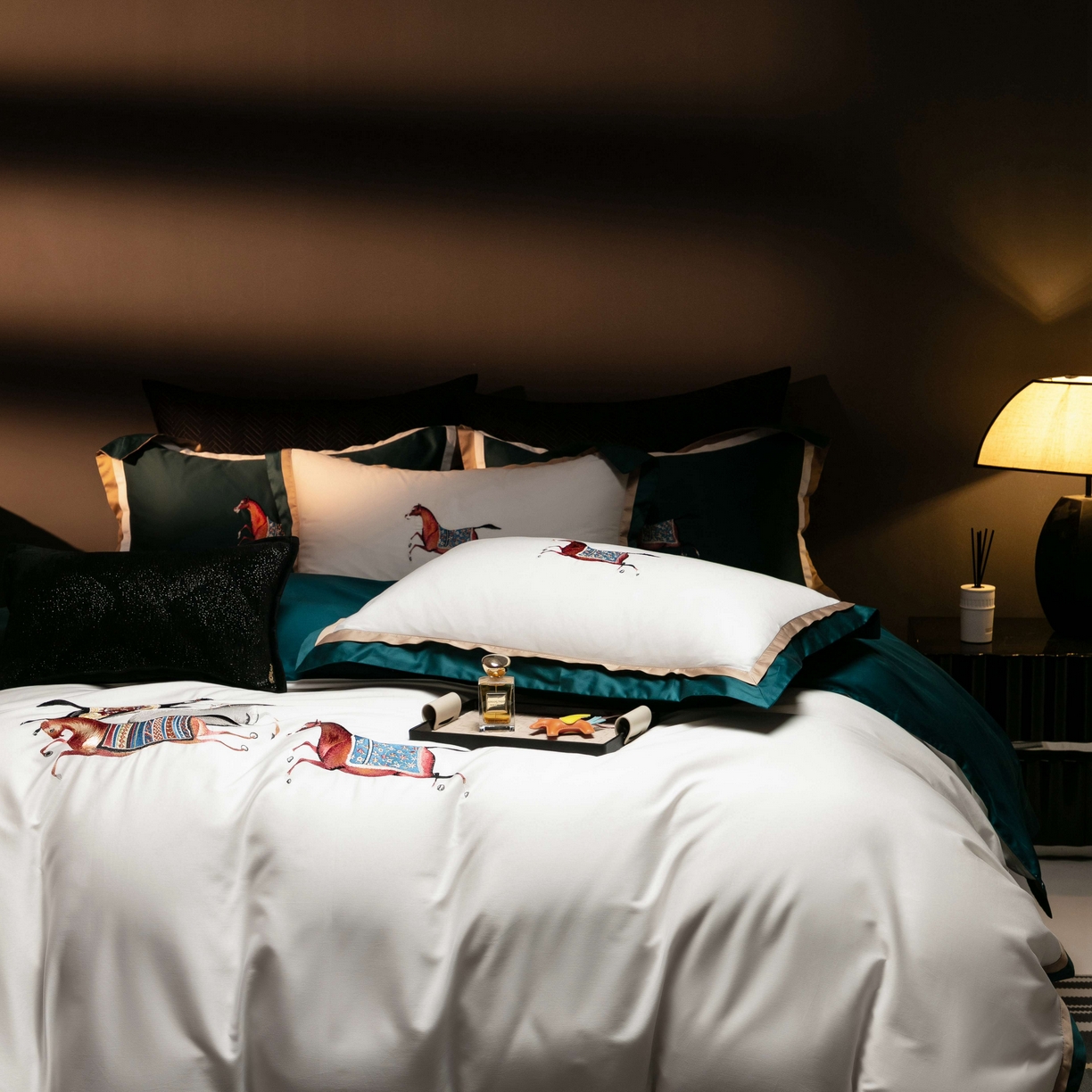 91家纺网 家纺一手货源 找家纺 色鬼布艺高端家居主号 2026马年贺岁款100支长绒棉刺绣四件套-奔腾 奔腾-白