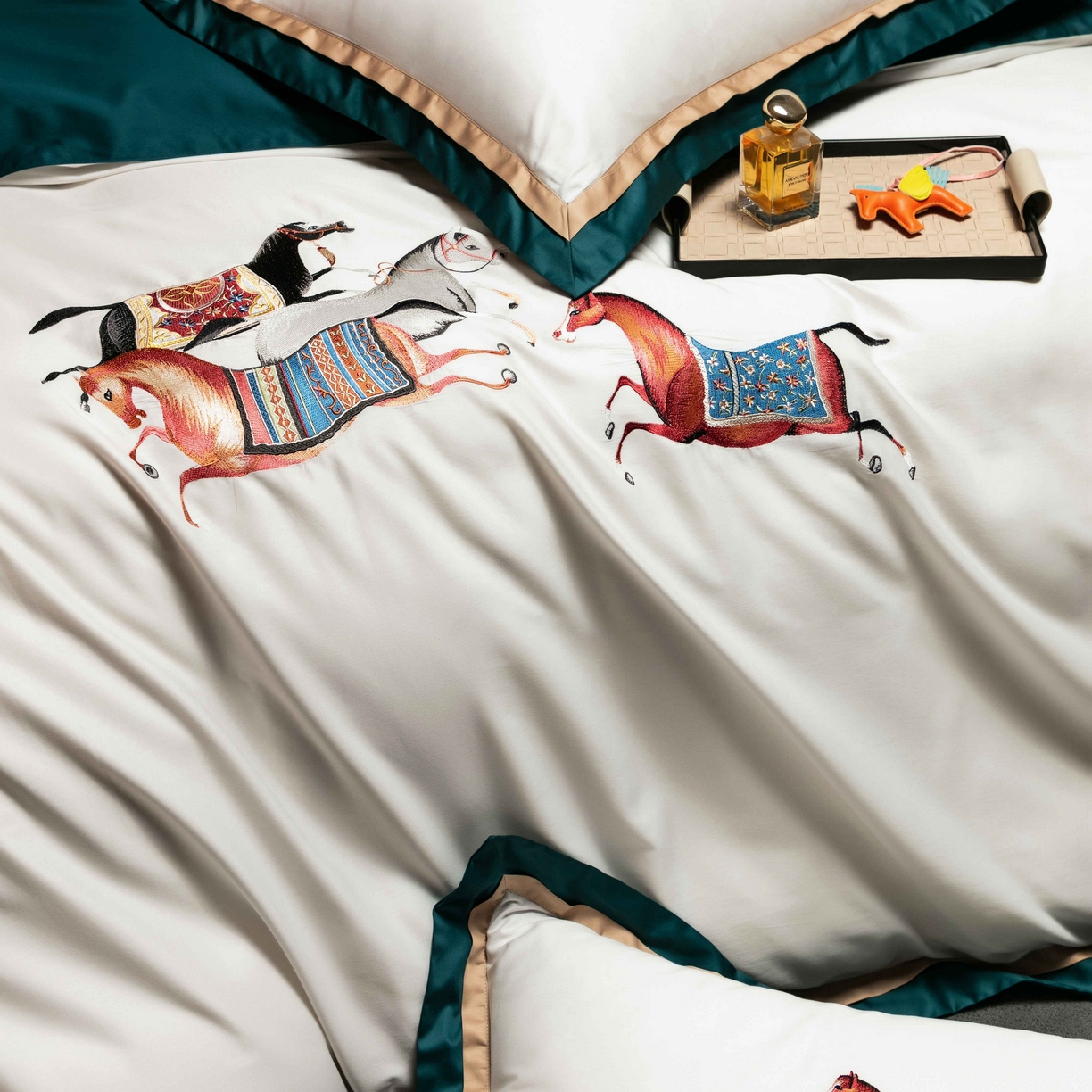 91家纺网 家纺一手货源 找家纺 （总）色鬼布艺高端家居主号 2026马年贺岁款100支长绒棉刺绣四件套-奔腾