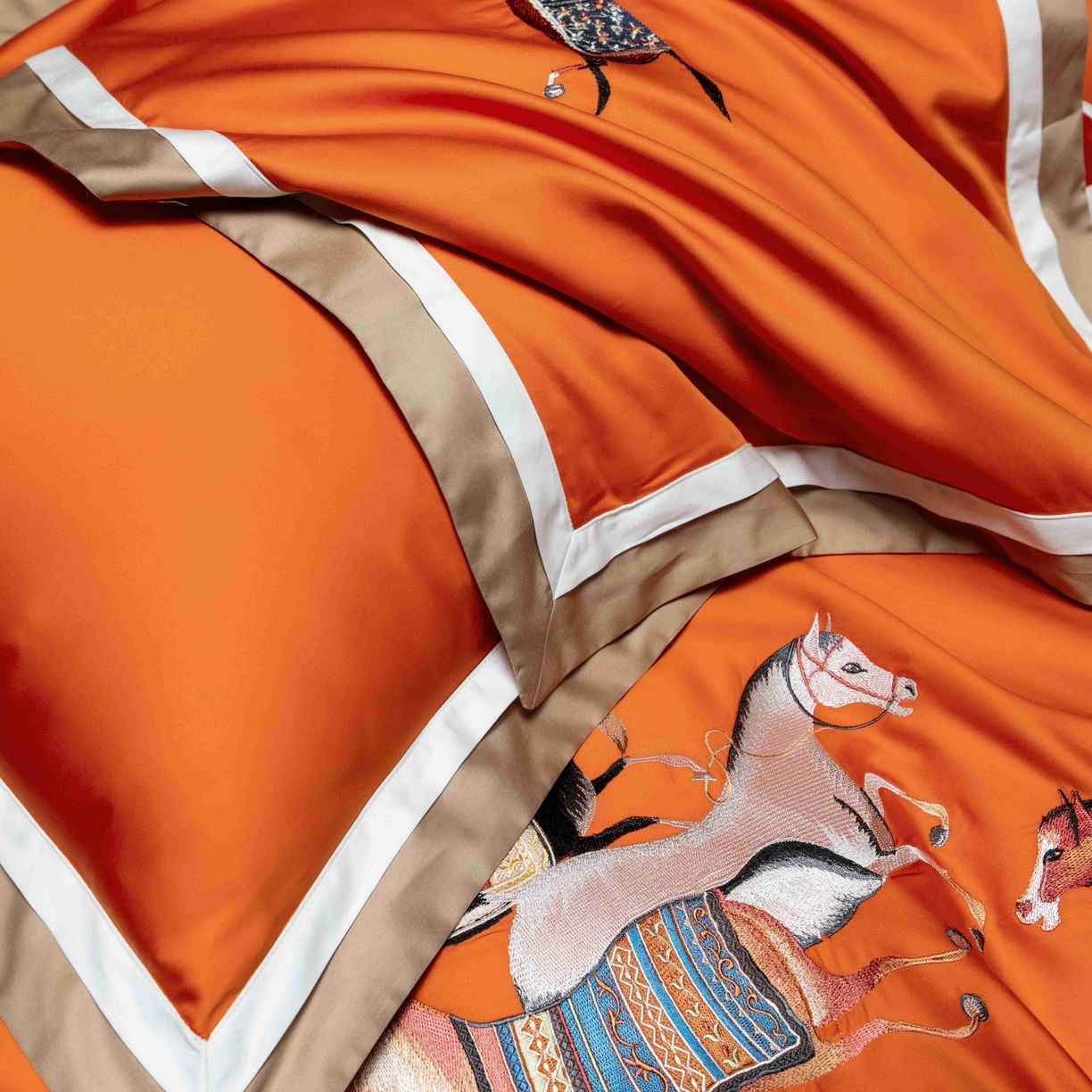 91家纺网 家纺一手货源 找家纺 色鬼布艺高端家居主号 2026马年贺岁款100支长绒棉刺绣四件套-奔腾 奔腾-橙