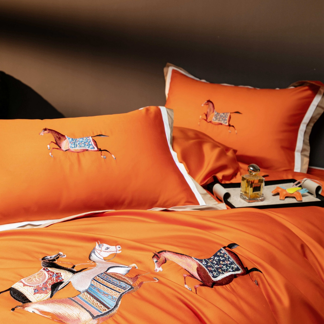 91家纺网 家纺一手货源 找家纺 色鬼布艺高端家居主号 2026马年贺岁款100支长绒棉刺绣四件套-奔腾 奔腾-橙