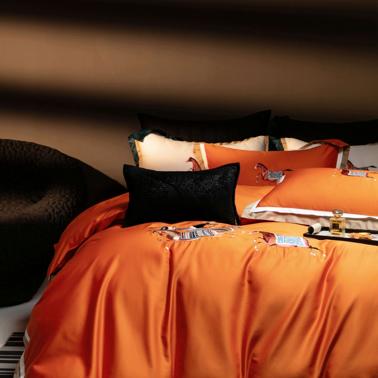 91家纺网 家纺一手货源 找家纺 色鬼布艺高端家居主号 2026马年贺岁款100支长绒棉刺绣四件套-奔腾 奔腾-橙