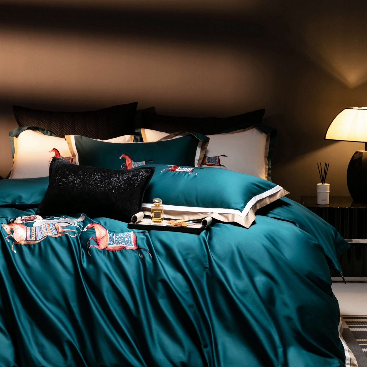 91家纺网 家纺一手货源 找家纺 色鬼布艺高端家居主号 2026马年贺岁款100支长绒棉刺绣四件套-奔腾 奔腾-蓝