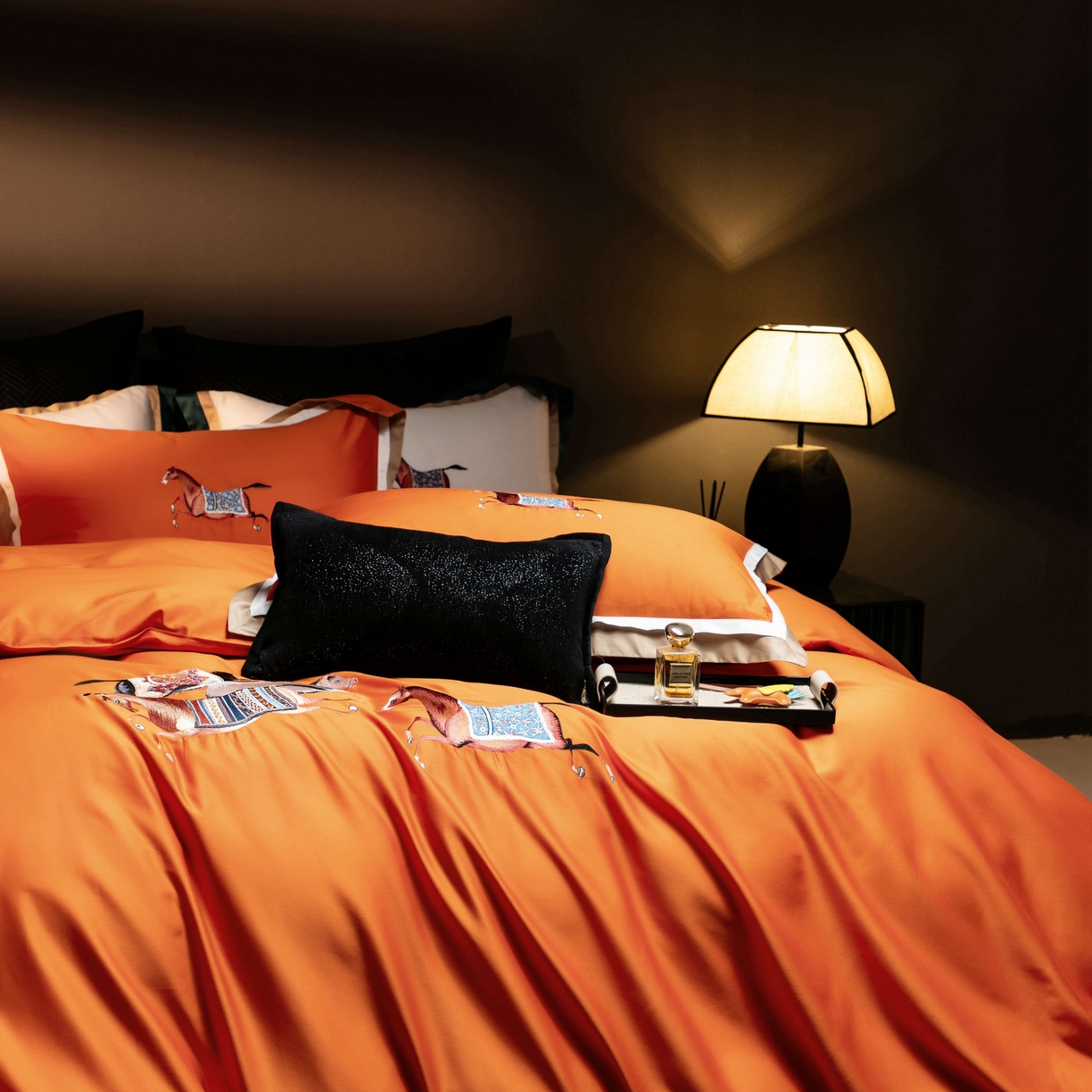 91家纺网 家纺一手货源 找家纺 色鬼布艺高端家居主号 2026马年贺岁款100支长绒棉刺绣四件套-奔腾 奔腾-橙