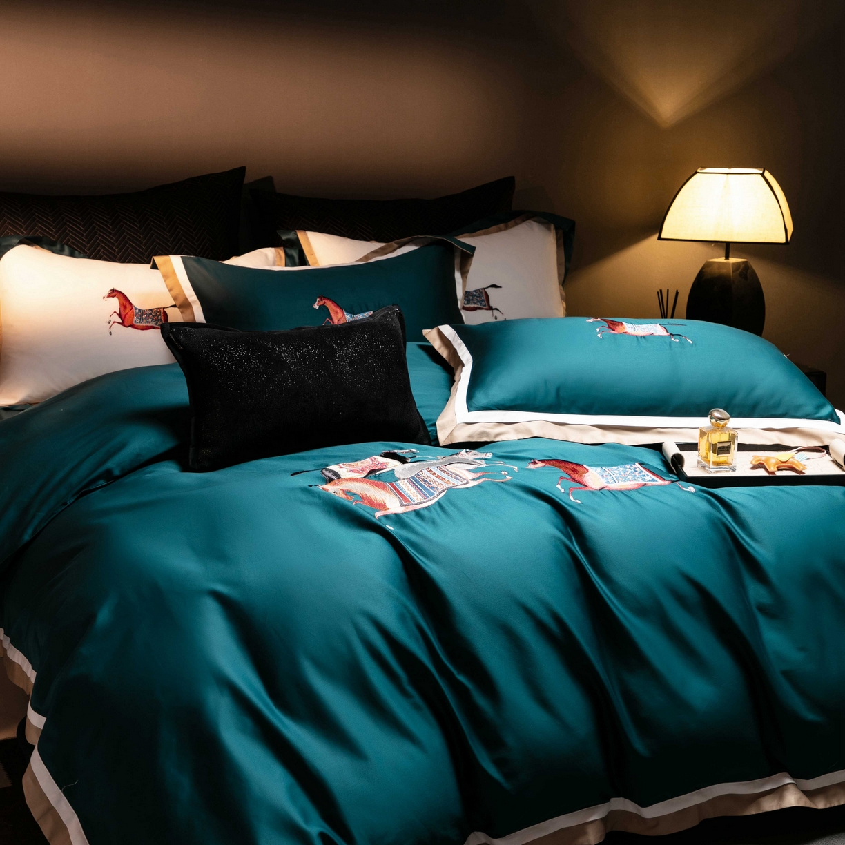 91家纺网 家纺一手货源 找家纺 色鬼布艺高端家居主号 2026马年贺岁款100支长绒棉刺绣四件套-奔腾 奔腾-蓝