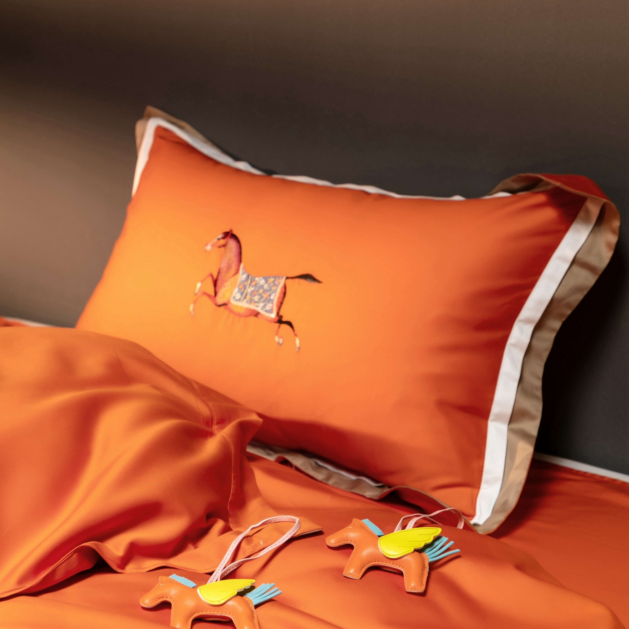 91家纺网 家纺一手货源 找家纺 色鬼布艺高端家居主号 2026马年贺岁款100支长绒棉刺绣四件套-奔腾 奔腾-橙