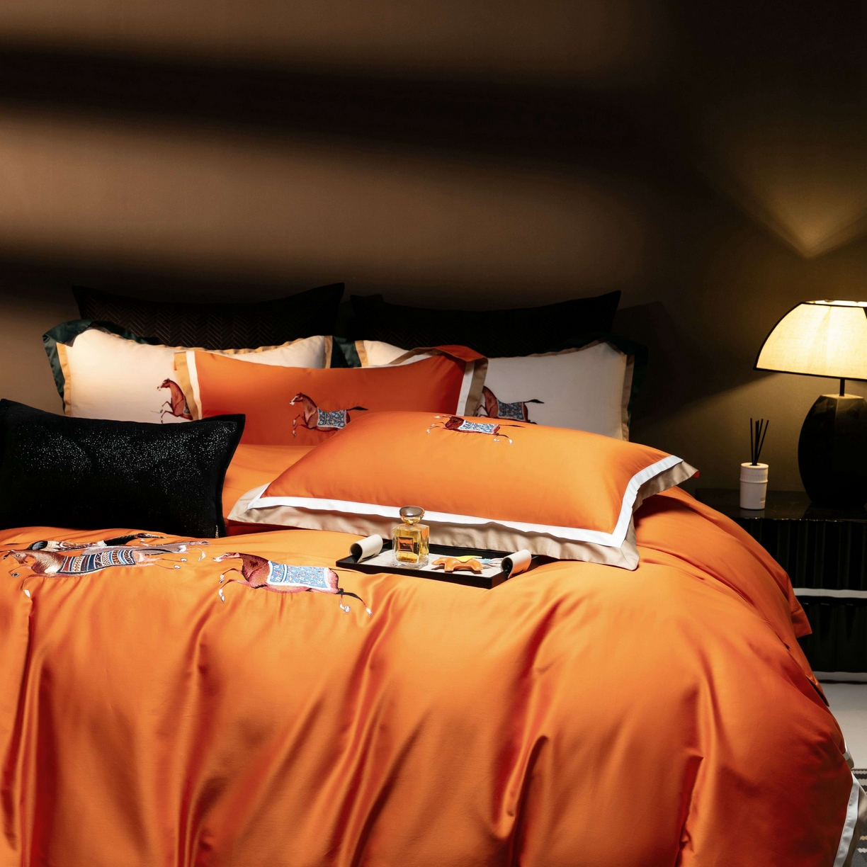 91家纺网 家纺一手货源 找家纺 色鬼布艺高端家居主号 2026马年贺岁款100支长绒棉刺绣四件套-奔腾 奔腾-橙