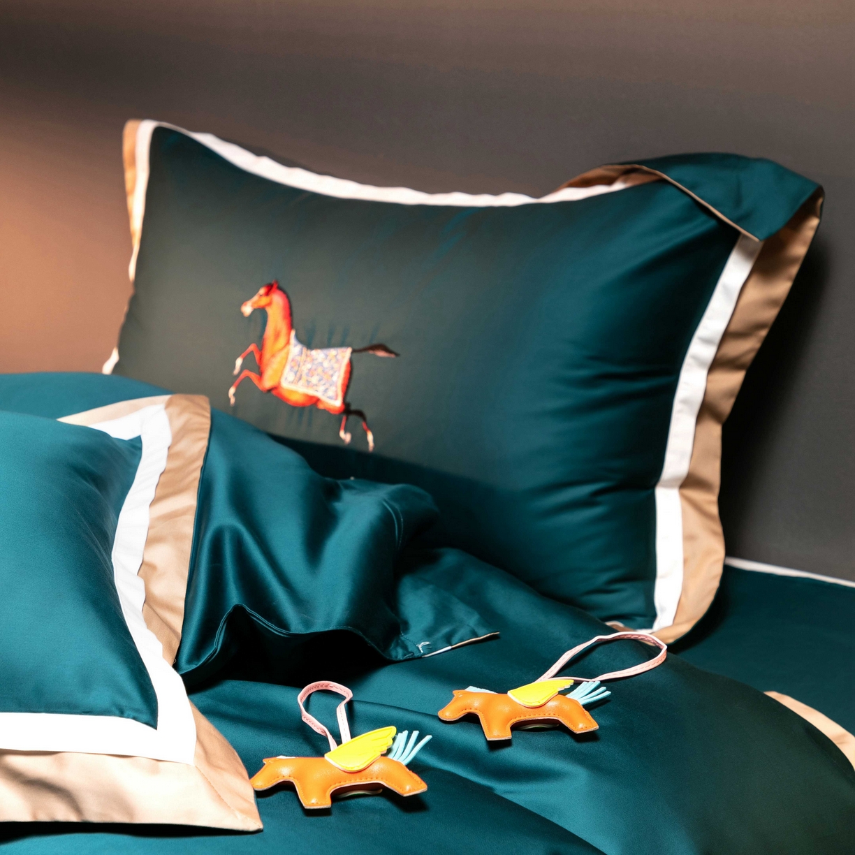 91家纺网 家纺一手货源 找家纺 色鬼布艺高端家居主号 2026马年贺岁款100支长绒棉刺绣四件套-奔腾 奔腾-蓝