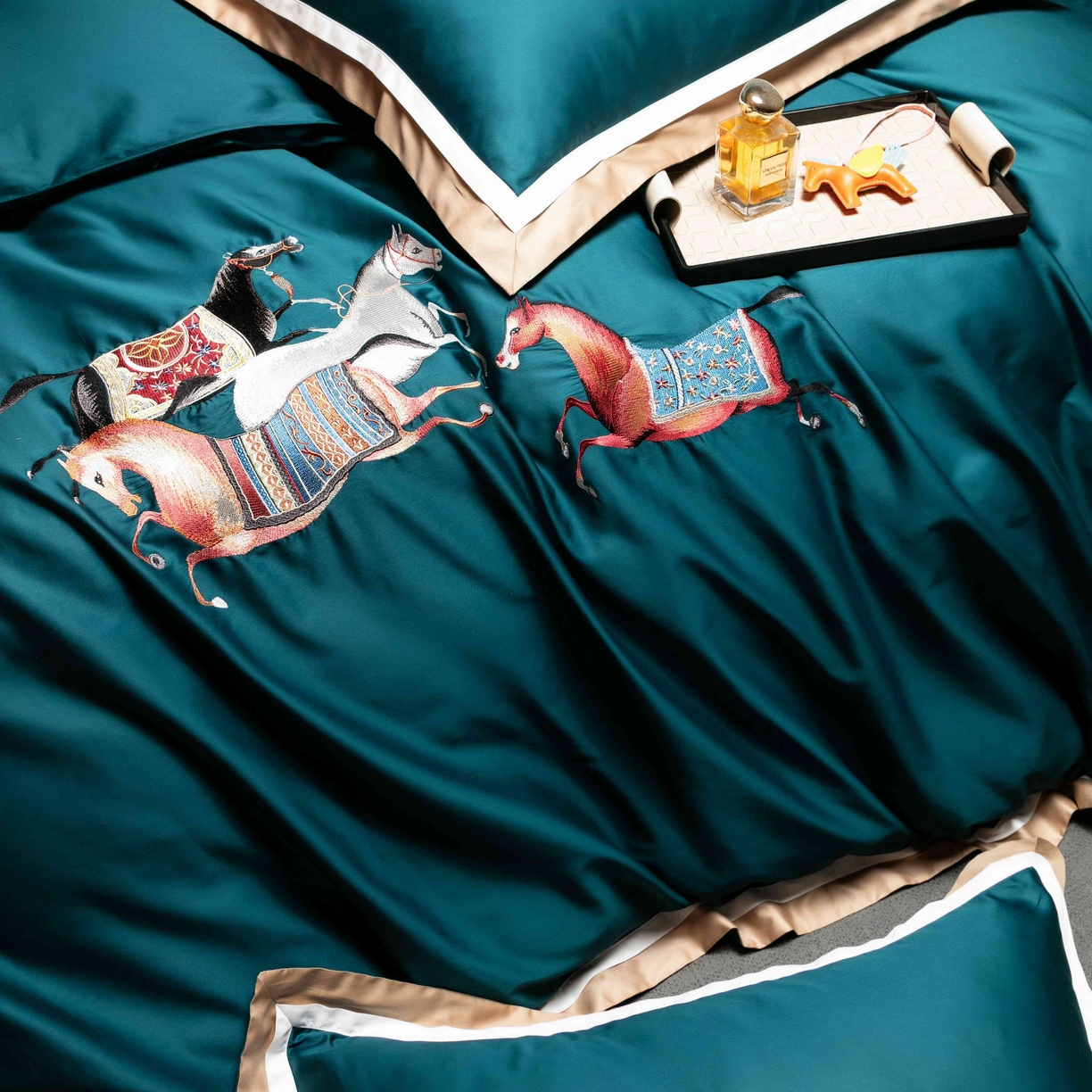 91家纺网 家纺一手货源 找家纺 色鬼布艺高端家居主号 2026马年贺岁款100支长绒棉刺绣四件套-奔腾 奔腾-蓝