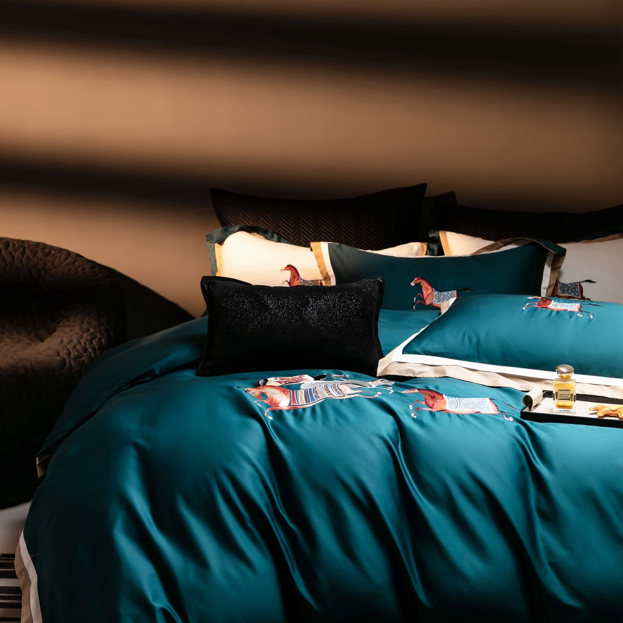 91家纺网 家纺一手货源 找家纺 色鬼布艺高端家居主号 2026马年贺岁款100支长绒棉刺绣四件套-奔腾 奔腾-蓝