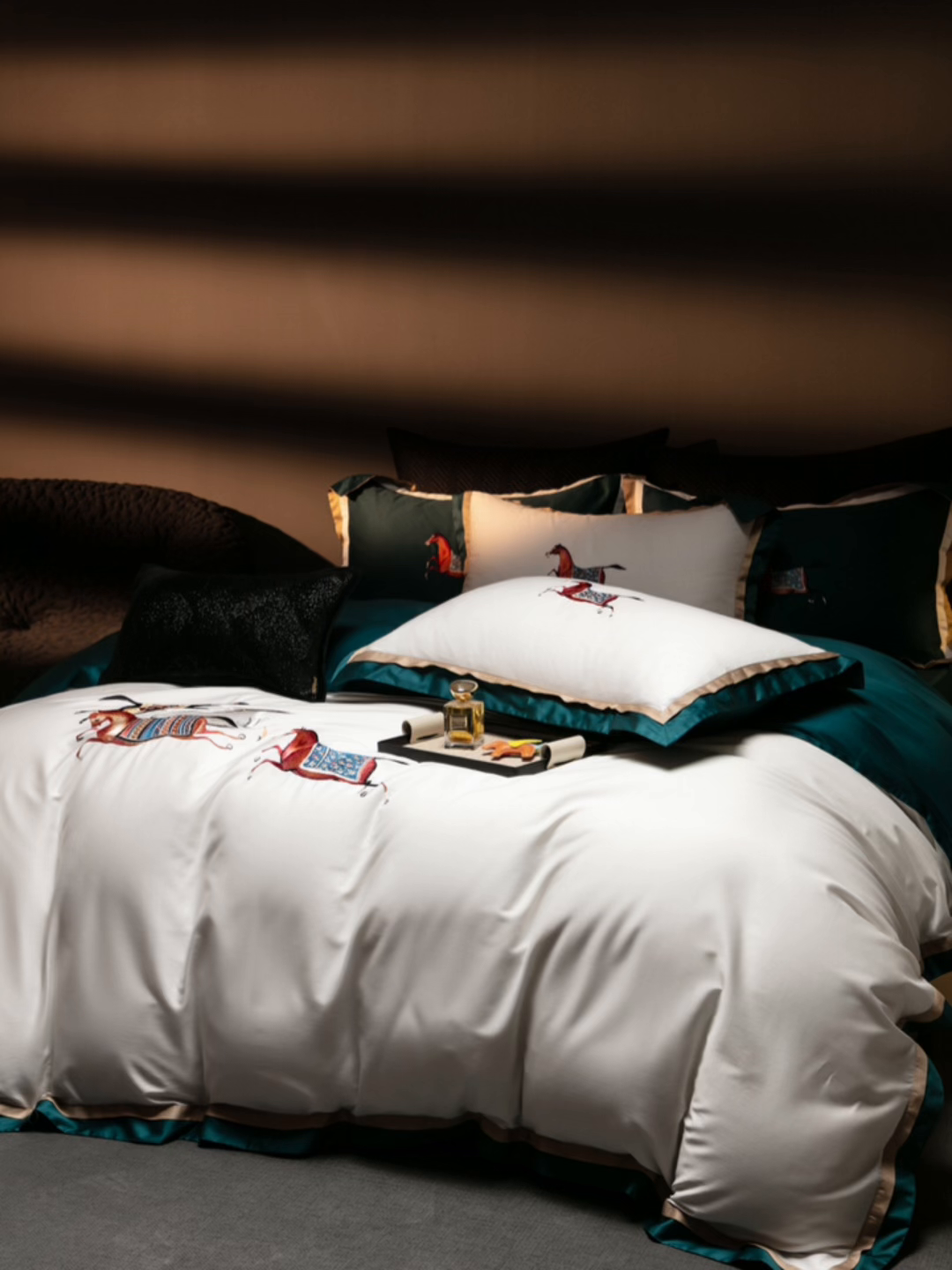 91家纺网 家纺一手货源 找家纺 （总）色鬼布艺高端家居主号 2026马年贺岁款100支长绒棉刺绣四件套-奔腾