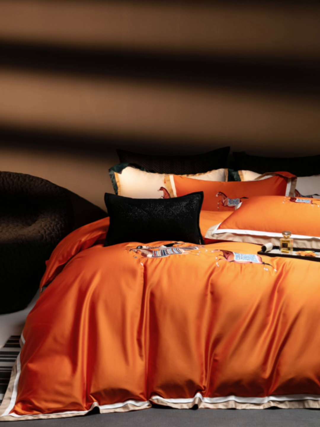 91家纺网 家纺一手货源 找家纺 色鬼布艺高端家居主号 2026马年贺岁款100支长绒棉刺绣四件套-奔腾 奔腾-橙