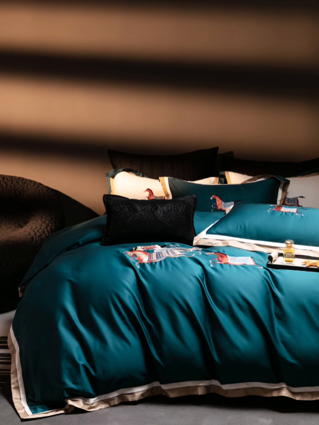 91家纺网 家纺一手货源 找家纺 色鬼布艺高端家居主号 2026马年贺岁款100支长绒棉刺绣四件套-奔腾 奔腾-蓝