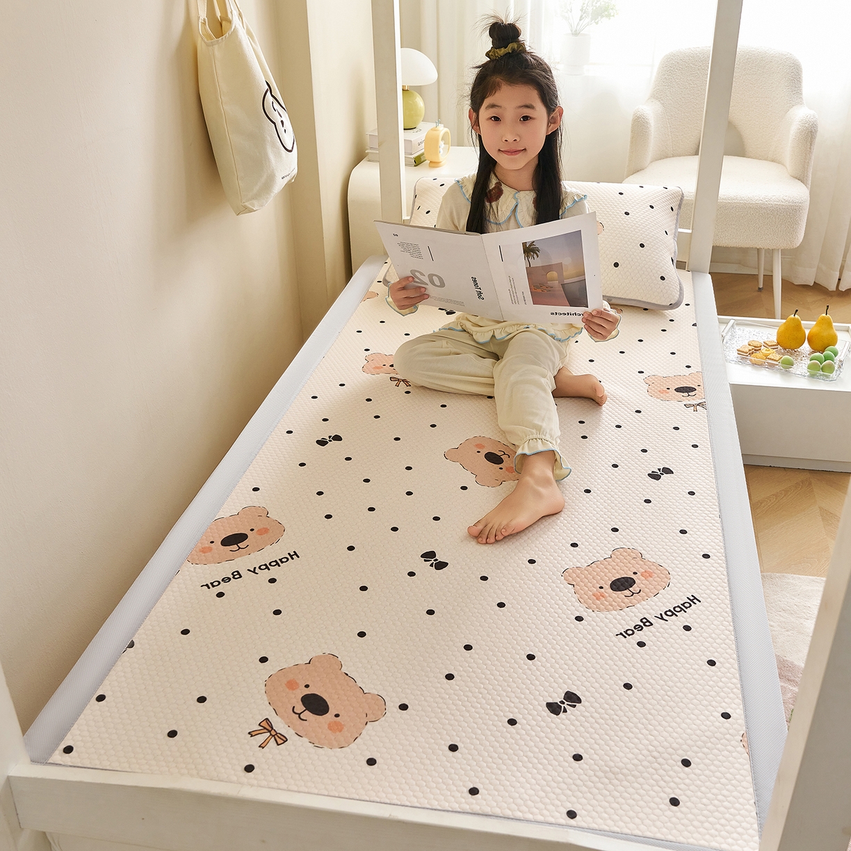 91家纺网 家纺一手货源 找家纺 家品罗兰 2026新款夏季A类印花冰豆豆凉席三明治透气网冰丝凉席家用双人冰丝席床单-学生床 抱抱熊