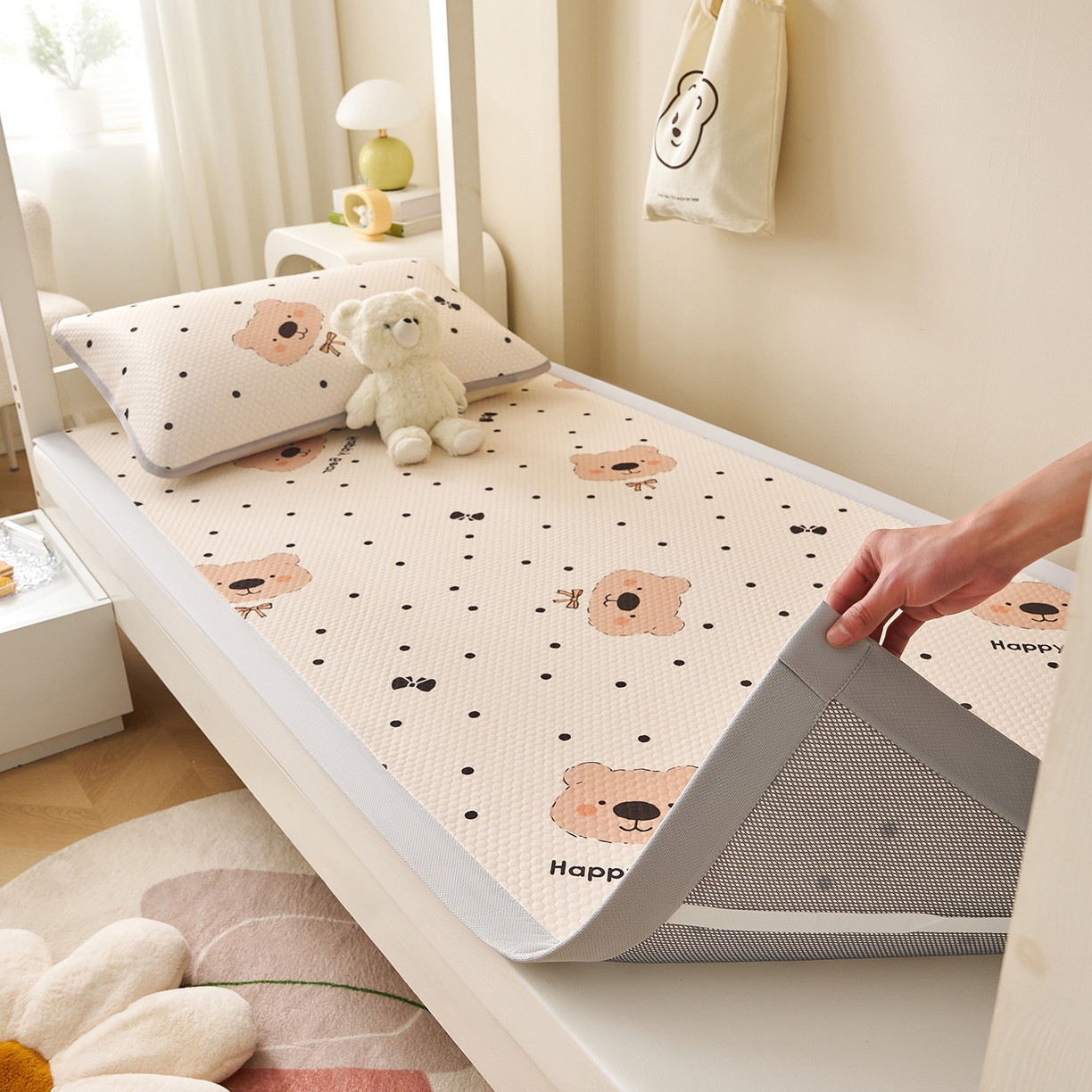 91家纺网 家纺一手货源 找家纺 家品罗兰 2026新款夏季A类印花冰豆豆凉席三明治透气网冰丝凉席家用双人冰丝席床单-学生床 抱抱熊