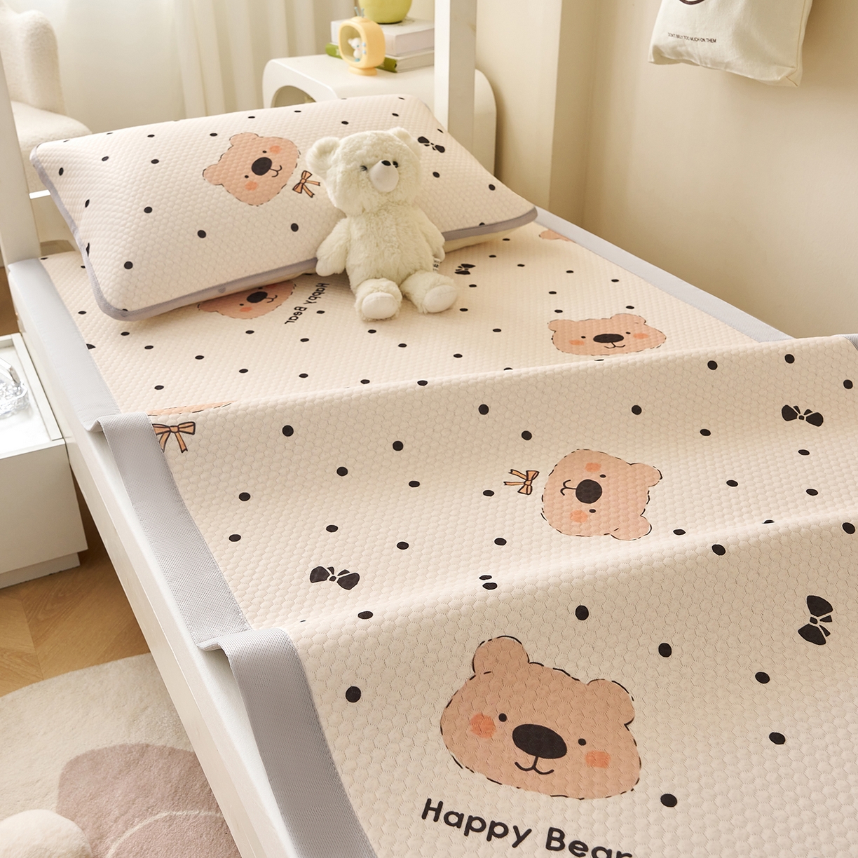 91家纺网 家纺一手货源 找家纺 家品罗兰 2026新款夏季A类印花冰豆豆凉席三明治透气网冰丝凉席家用双人冰丝席床单-学生床 抱抱熊