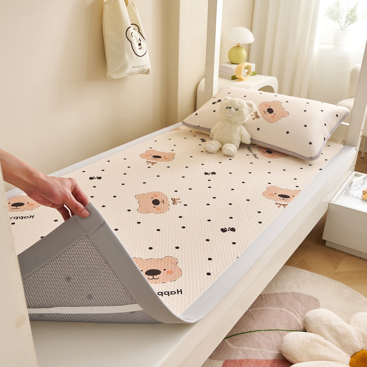 91家纺网 家纺一手货源 找家纺 家品罗兰 2026新款夏季A类印花冰豆豆凉席三明治透气网冰丝凉席家用双人冰丝席床单-学生床 抱抱熊