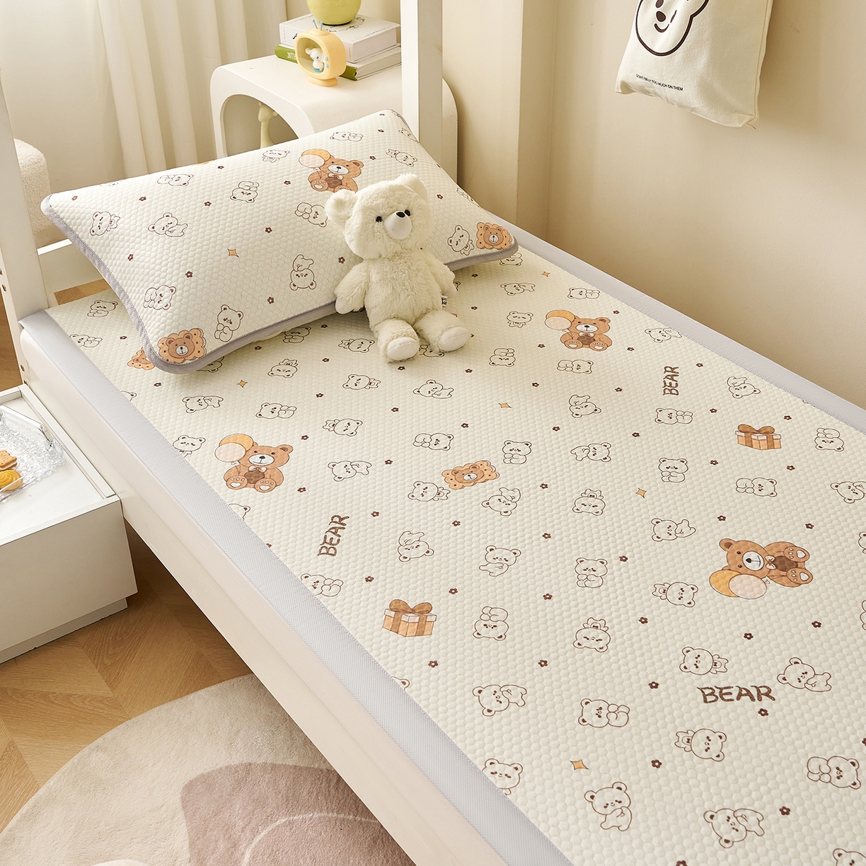 91家纺网 家纺一手货源 找家纺 家品罗兰 2026新款夏季A类印花冰豆豆凉席三明治透气网冰丝凉席家用双人冰丝席床单-学生床 饼干熊