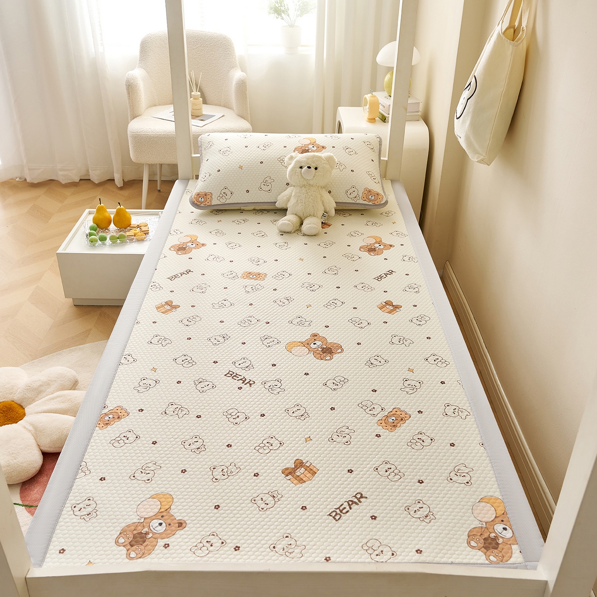 91家纺网 家纺一手货源 找家纺 家品罗兰 2026新款夏季A类印花冰豆豆凉席三明治透气网冰丝凉席家用双人冰丝席床单-学生床 饼干熊