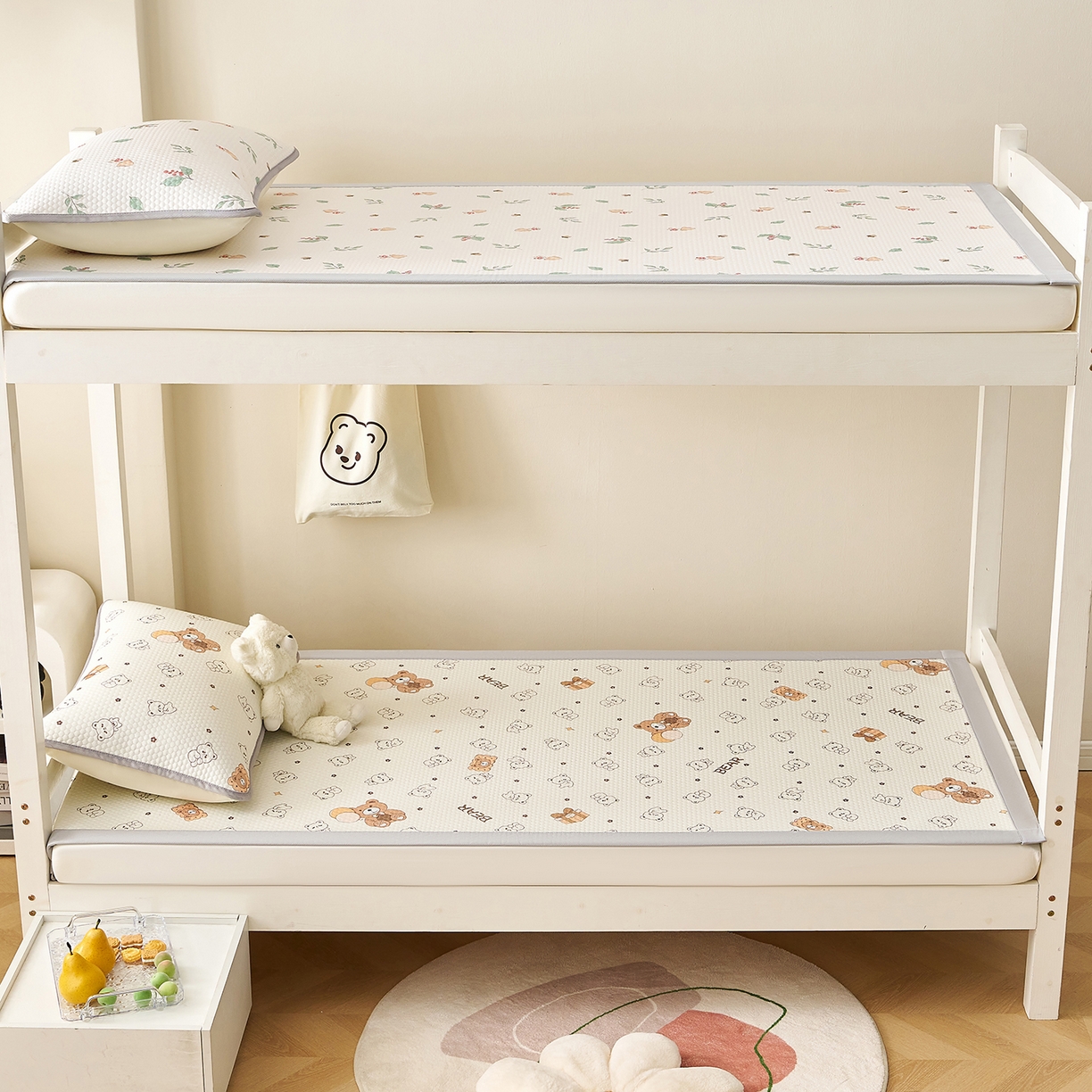 91家纺网 家纺一手货源 找家纺 家品罗兰 2026新款夏季A类印花冰豆豆凉席三明治透气网冰丝凉席家用双人冰丝席床单-学生床 饼干熊