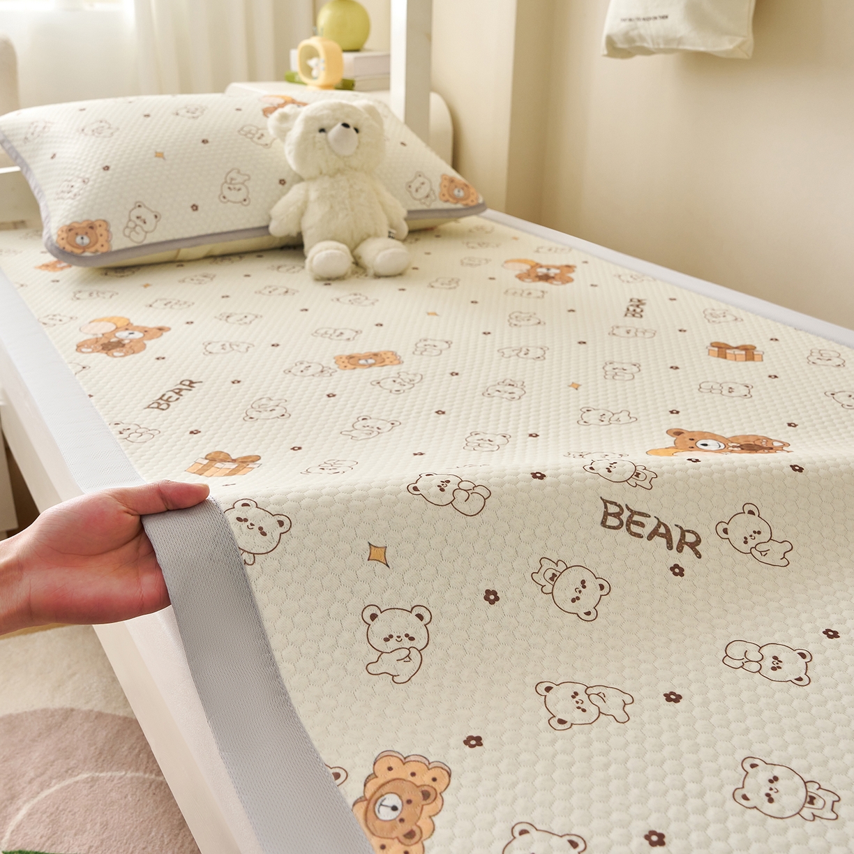 91家纺网 家纺一手货源 找家纺 家品罗兰 2026新款夏季A类印花冰豆豆凉席三明治透气网冰丝凉席家用双人冰丝席床单-学生床 饼干熊