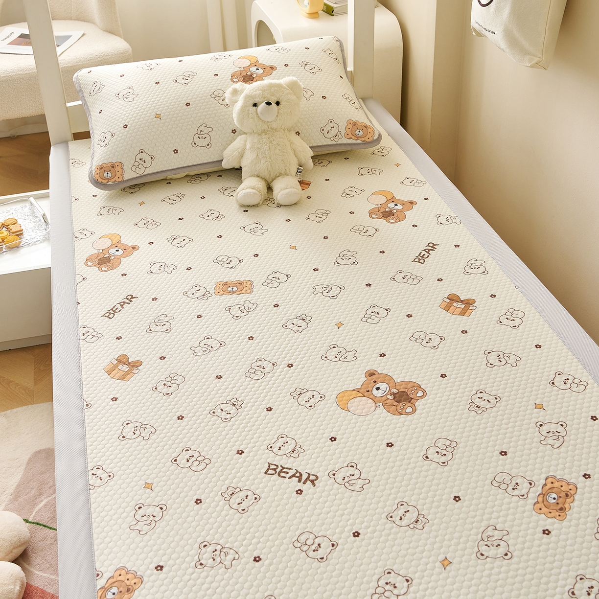 91家纺网 家纺一手货源 找家纺 家品罗兰 2026新款夏季A类印花冰豆豆凉席三明治透气网冰丝凉席家用双人冰丝席床单-学生床 饼干熊