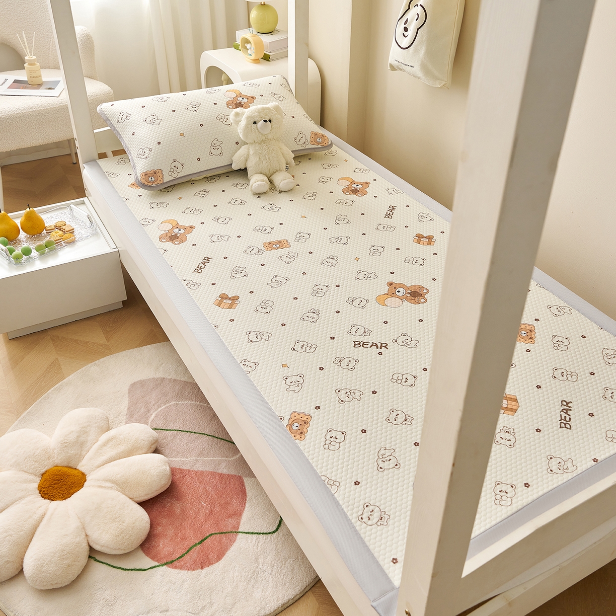 91家纺网 家纺一手货源 找家纺 家品罗兰 2026新款夏季A类印花冰豆豆凉席三明治透气网冰丝凉席家用双人冰丝席床单-学生床 饼干熊