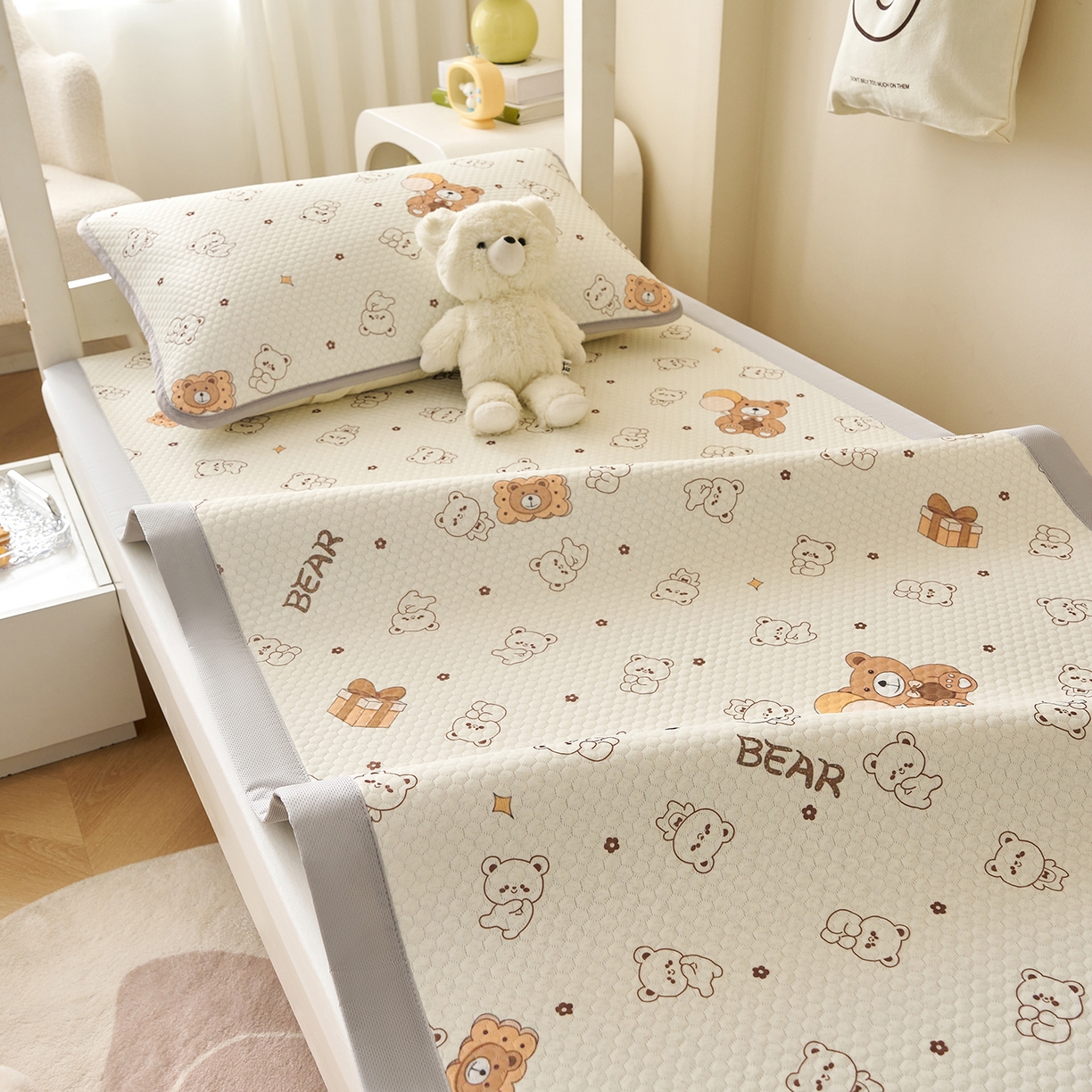 91家纺网 家纺一手货源 找家纺 家品罗兰 2026新款夏季A类印花冰豆豆凉席三明治透气网冰丝凉席家用双人冰丝席床单-学生床 饼干熊