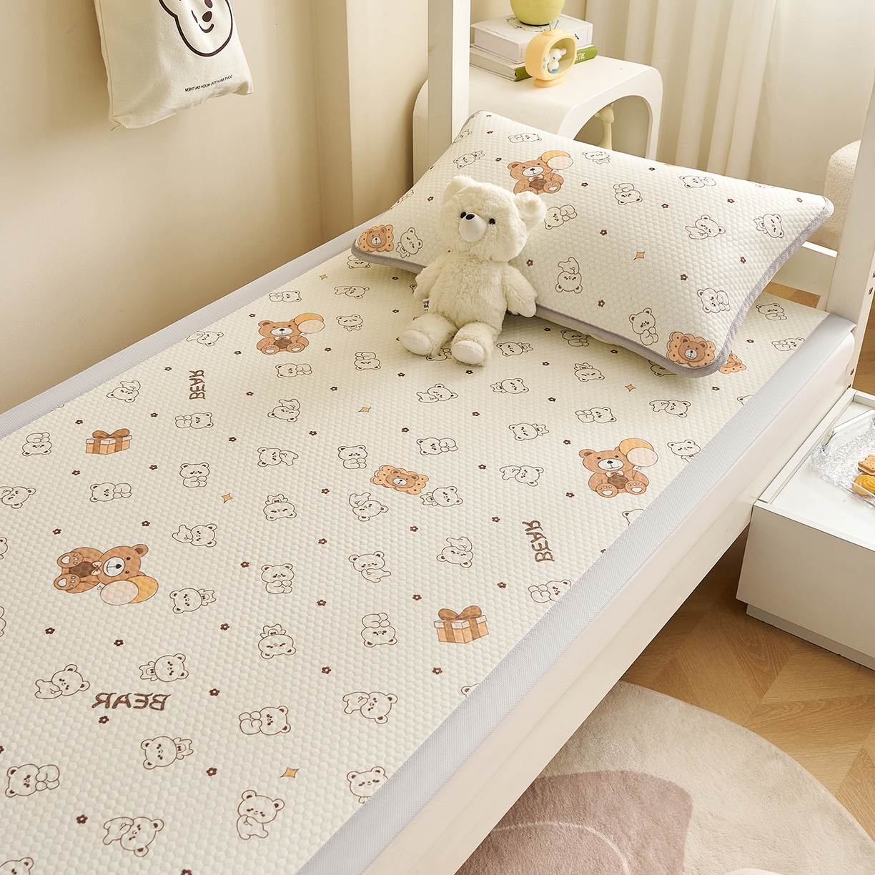 91家纺网 家纺一手货源 找家纺 家品罗兰 2026新款夏季A类印花冰豆豆凉席三明治透气网冰丝凉席家用双人冰丝席床单-学生床 饼干熊