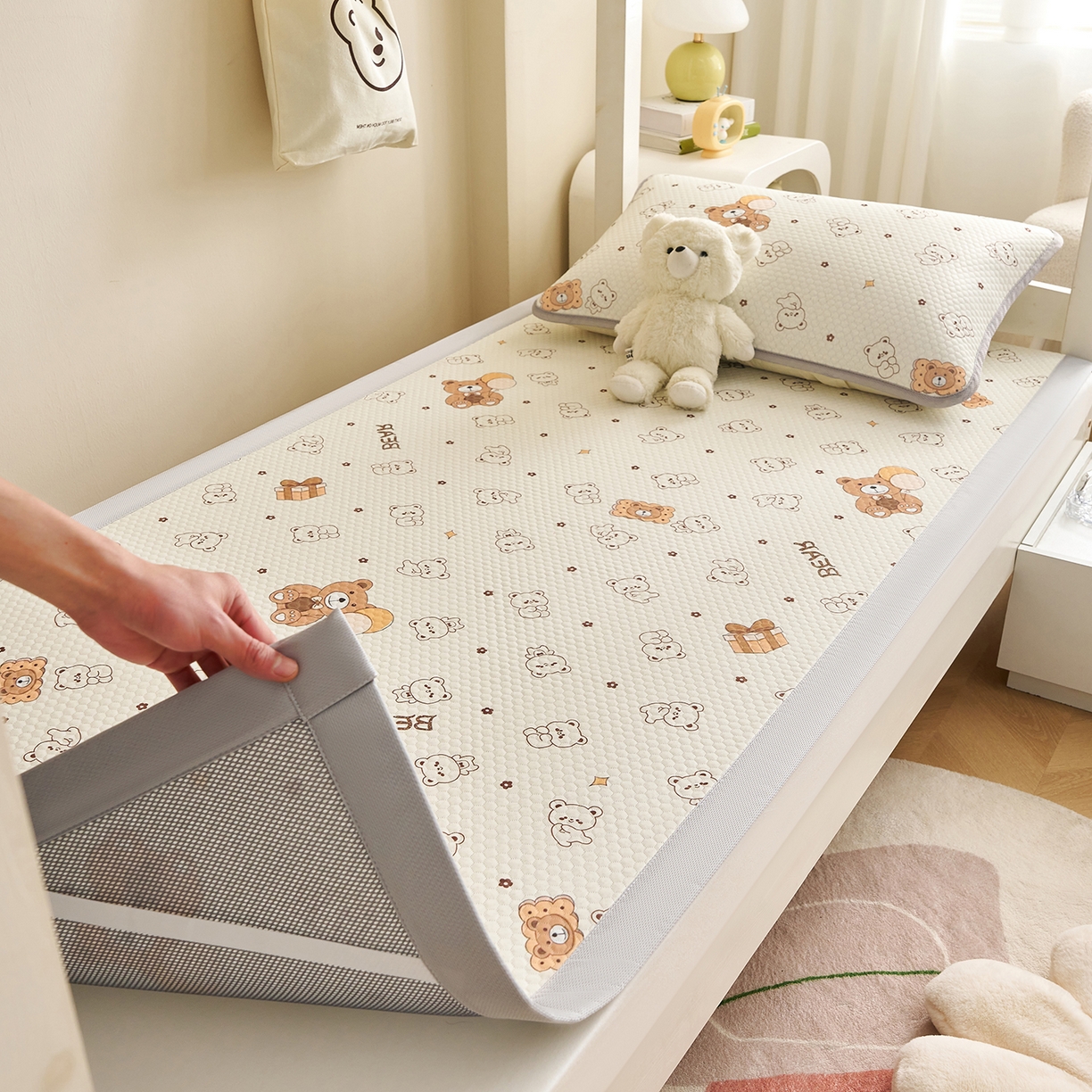 91家纺网 家纺一手货源 找家纺 家品罗兰 2026新款夏季A类印花冰豆豆凉席三明治透气网冰丝凉席家用双人冰丝席床单-学生床 饼干熊