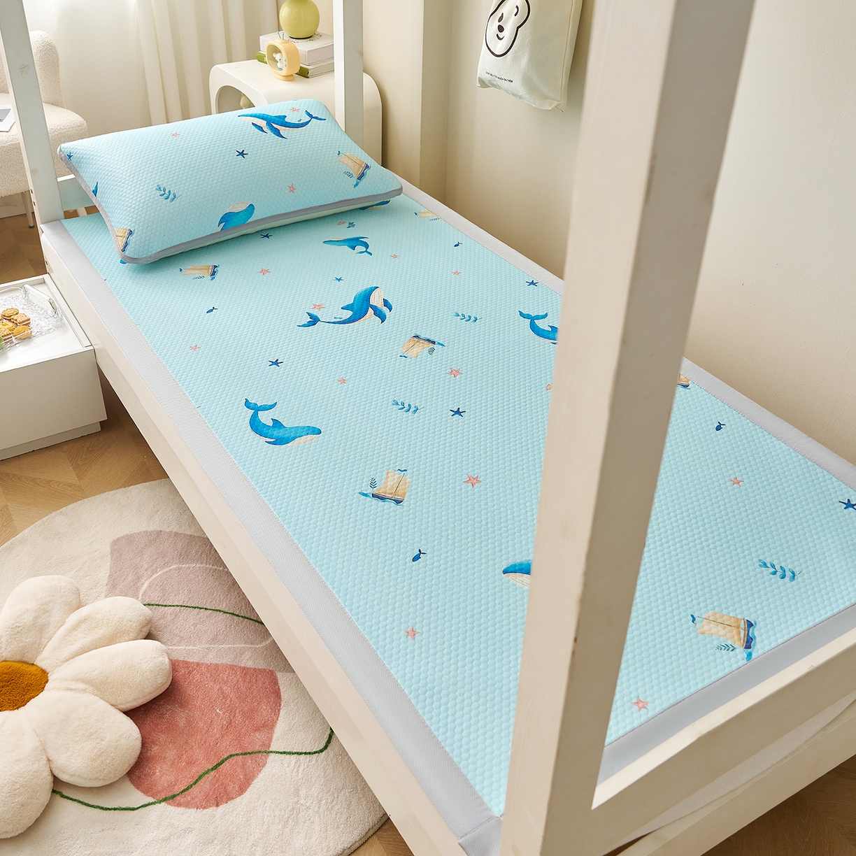 91家纺网 家纺一手货源 找家纺 家品罗兰 2026新款夏季A类印花冰豆豆凉席三明治透气网冰丝凉席家用双人冰丝席床单-学生床 海洋世界