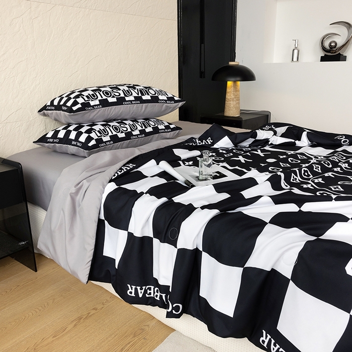 91家纺网 家纺一手货源 找家纺 色鬼布艺高端家居主号 2026春夏新款水洗真丝夏被夏凉被空调被四件套 棋盘格公仔