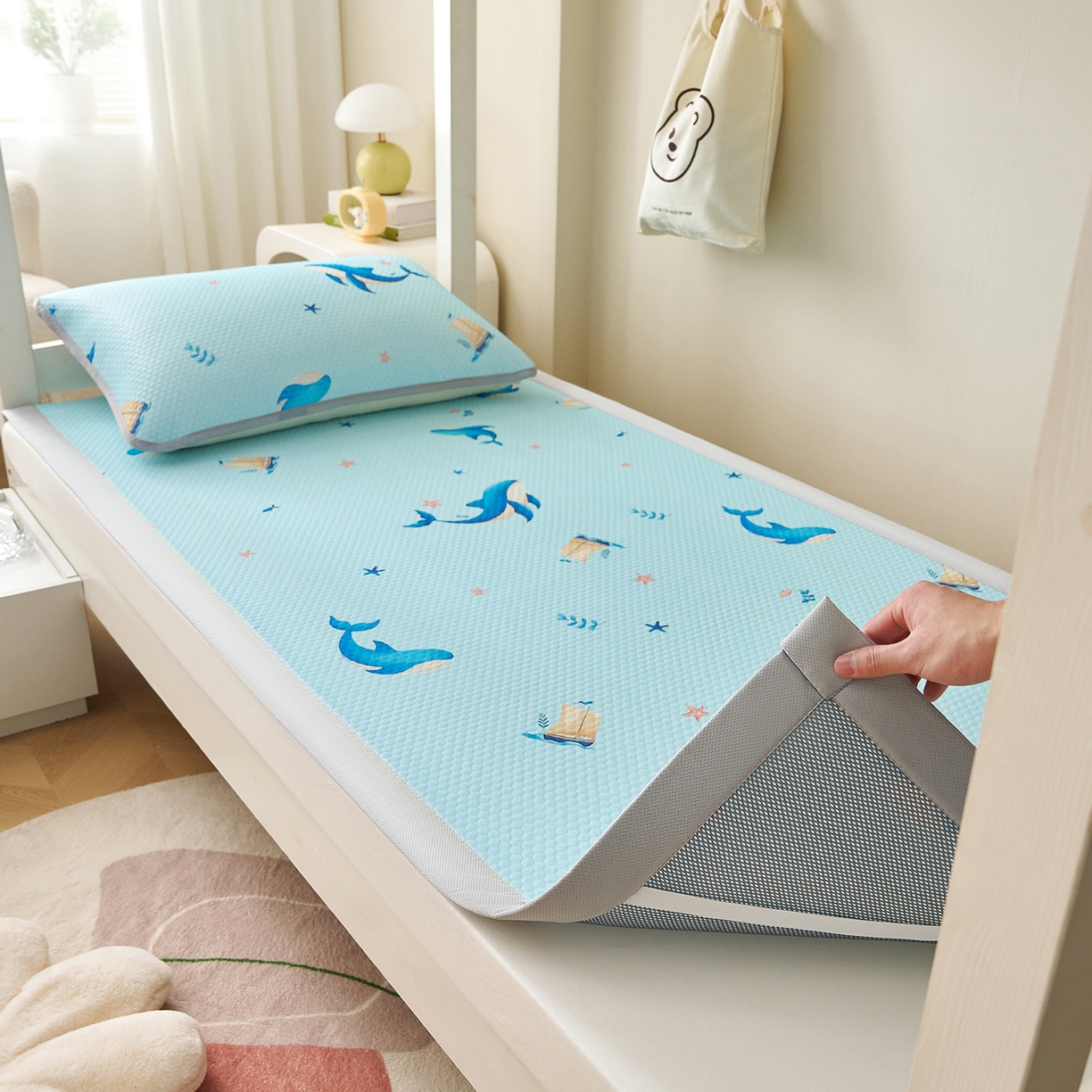 91家纺网 家纺一手货源 找家纺 家品罗兰 2026新款夏季A类印花冰豆豆凉席三明治透气网冰丝凉席家用双人冰丝席床单-学生床 海洋世界