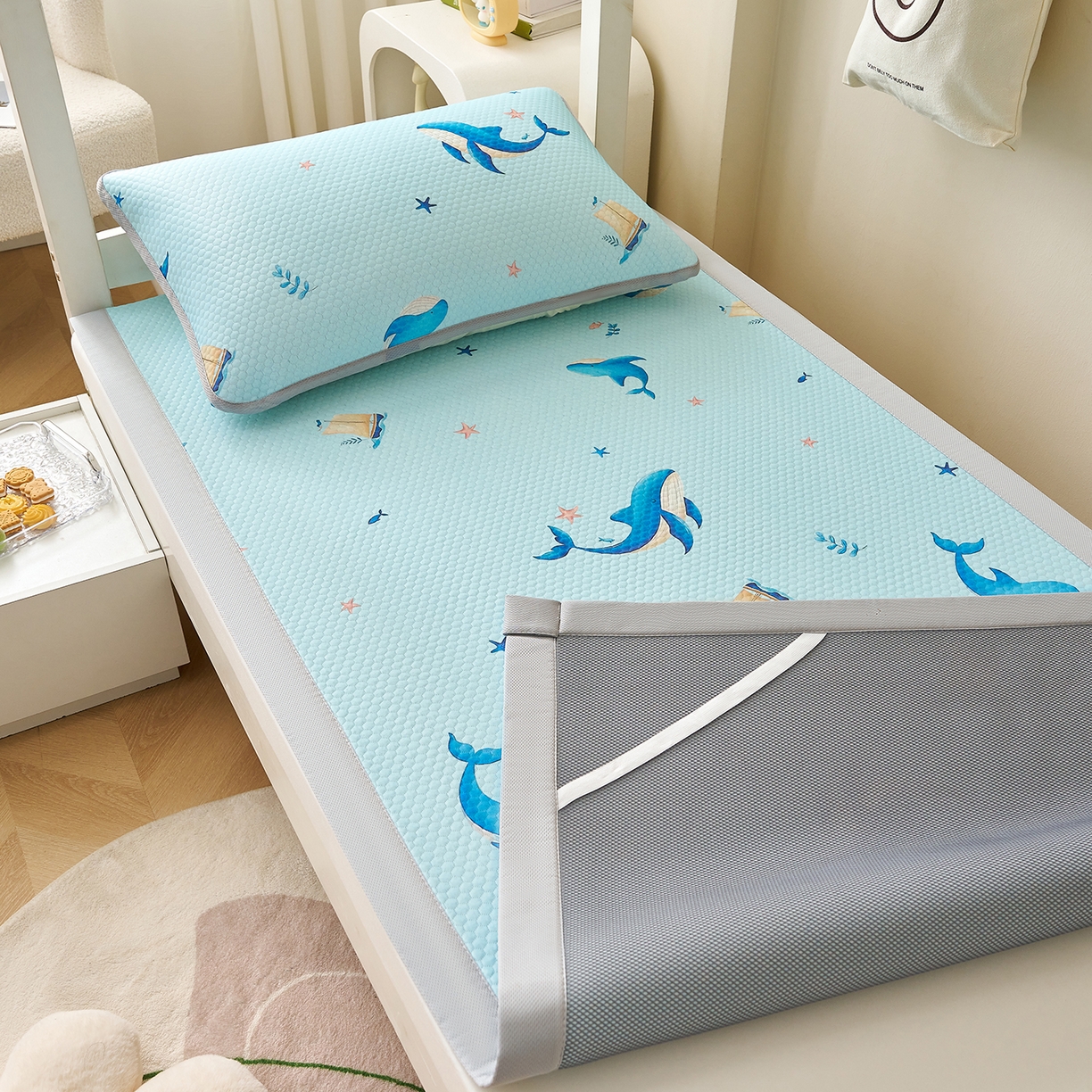 91家纺网 家纺一手货源 找家纺 家品罗兰 2026新款夏季A类印花冰豆豆凉席三明治透气网冰丝凉席家用双人冰丝席床单-学生床 海洋世界