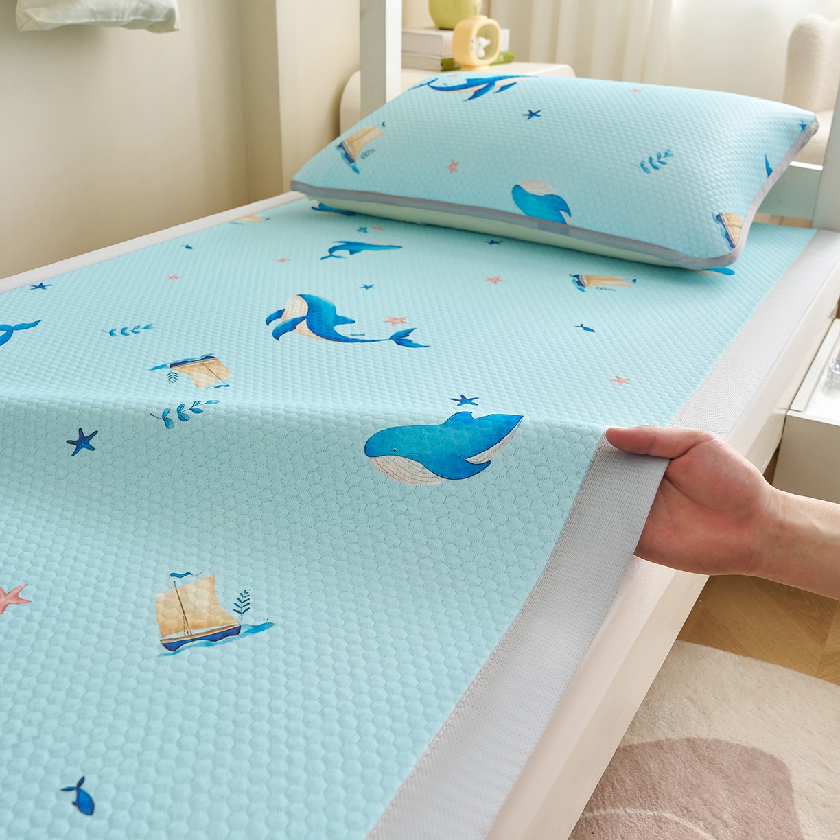 91家纺网 家纺一手货源 找家纺 家品罗兰 2026新款夏季A类印花冰豆豆凉席三明治透气网冰丝凉席家用双人冰丝席床单-学生床 海洋世界