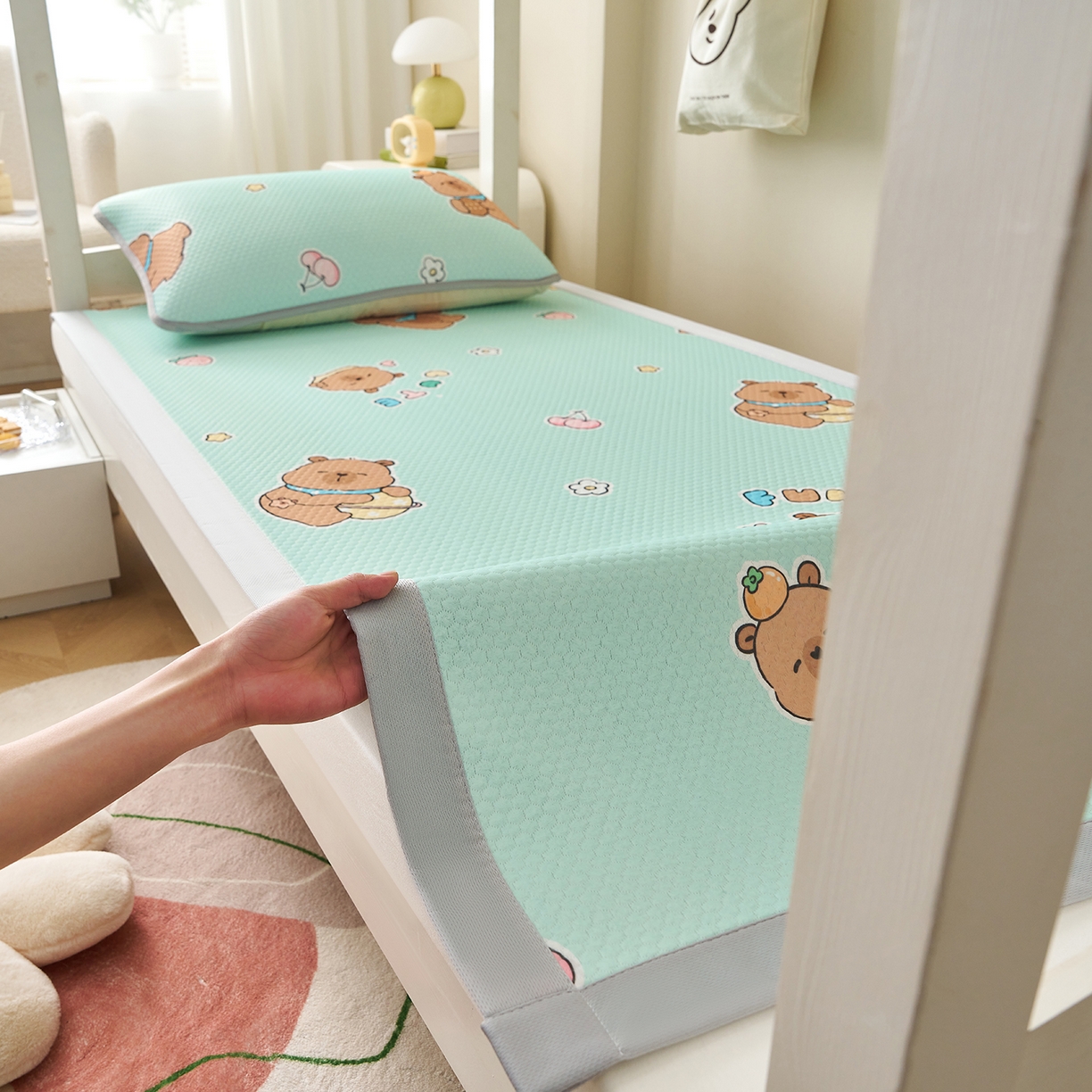 91家纺网 家纺一手货源 找家纺 家品罗兰 2026新款夏季A类印花冰豆豆凉席三明治透气网冰丝凉席家用双人冰丝席床单-学生床 卡皮巴拉