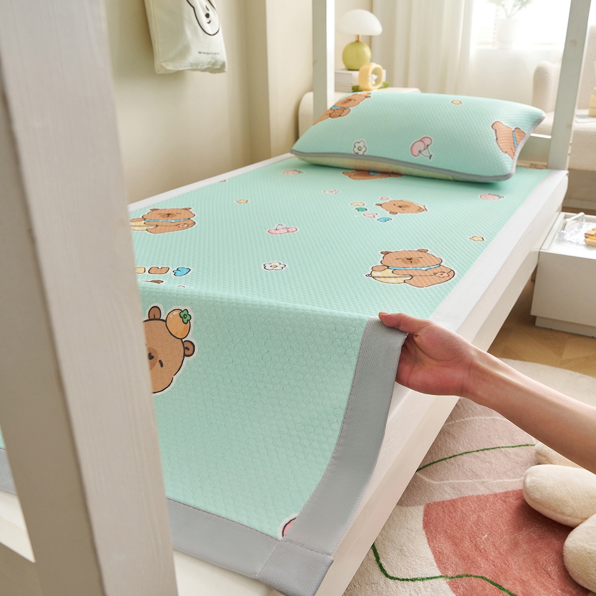 91家纺网 家纺一手货源 找家纺 家品罗兰 2026新款夏季A类印花冰豆豆凉席三明治透气网冰丝凉席家用双人冰丝席床单-学生床 卡皮巴拉