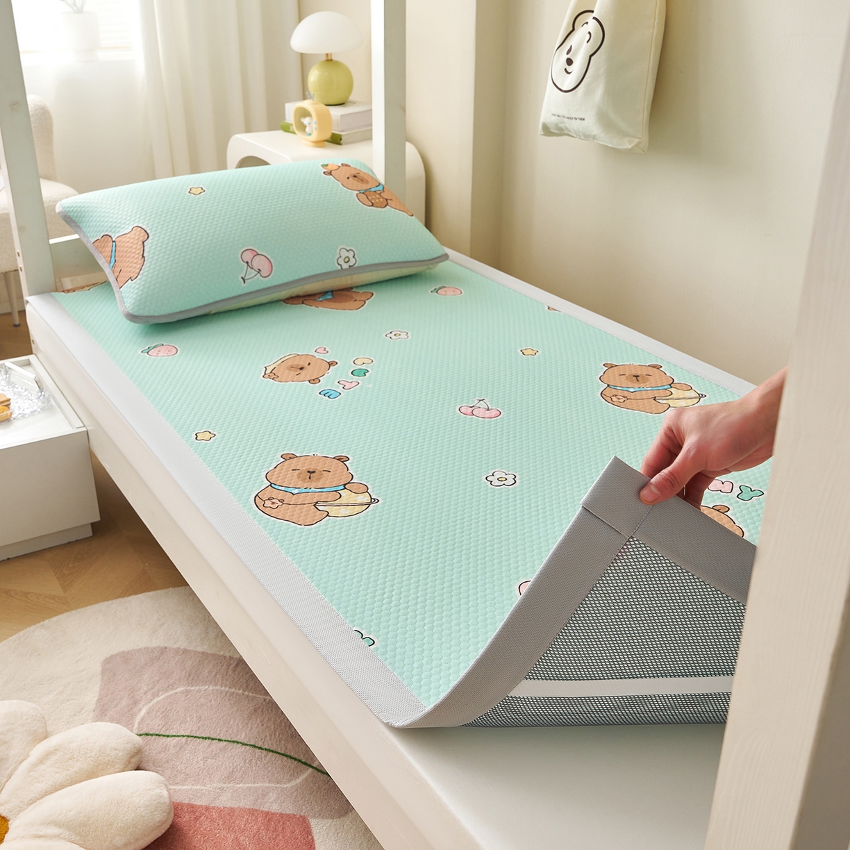 91家纺网 家纺一手货源 找家纺 家品罗兰 2026新款夏季A类印花冰豆豆凉席三明治透气网冰丝凉席家用双人冰丝席床单-学生床 卡皮巴拉