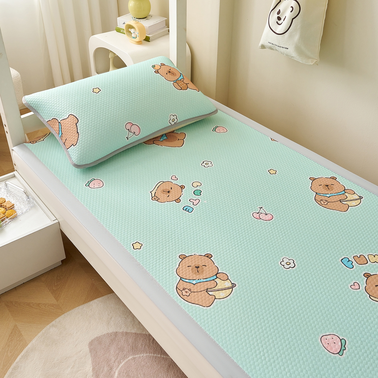 91家纺网 家纺一手货源 找家纺 家品罗兰 2026新款夏季A类印花冰豆豆凉席三明治透气网冰丝凉席家用双人冰丝席床单-学生床 卡皮巴拉