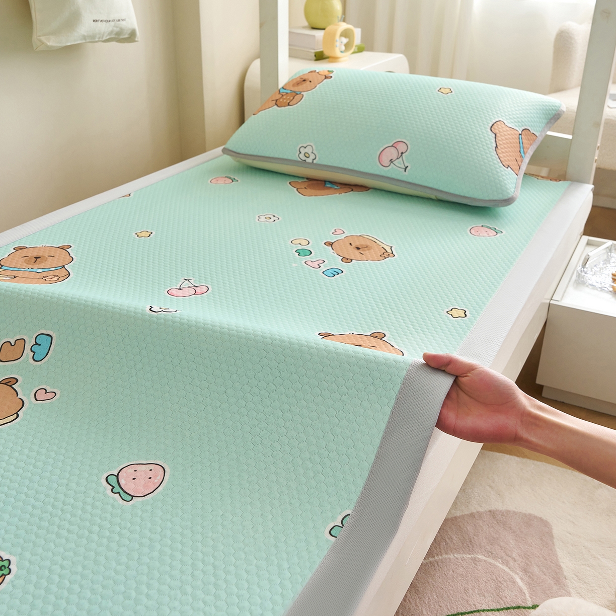 91家纺网 家纺一手货源 找家纺 家品罗兰 2026新款夏季A类印花冰豆豆凉席三明治透气网冰丝凉席家用双人冰丝席床单-学生床 卡皮巴拉