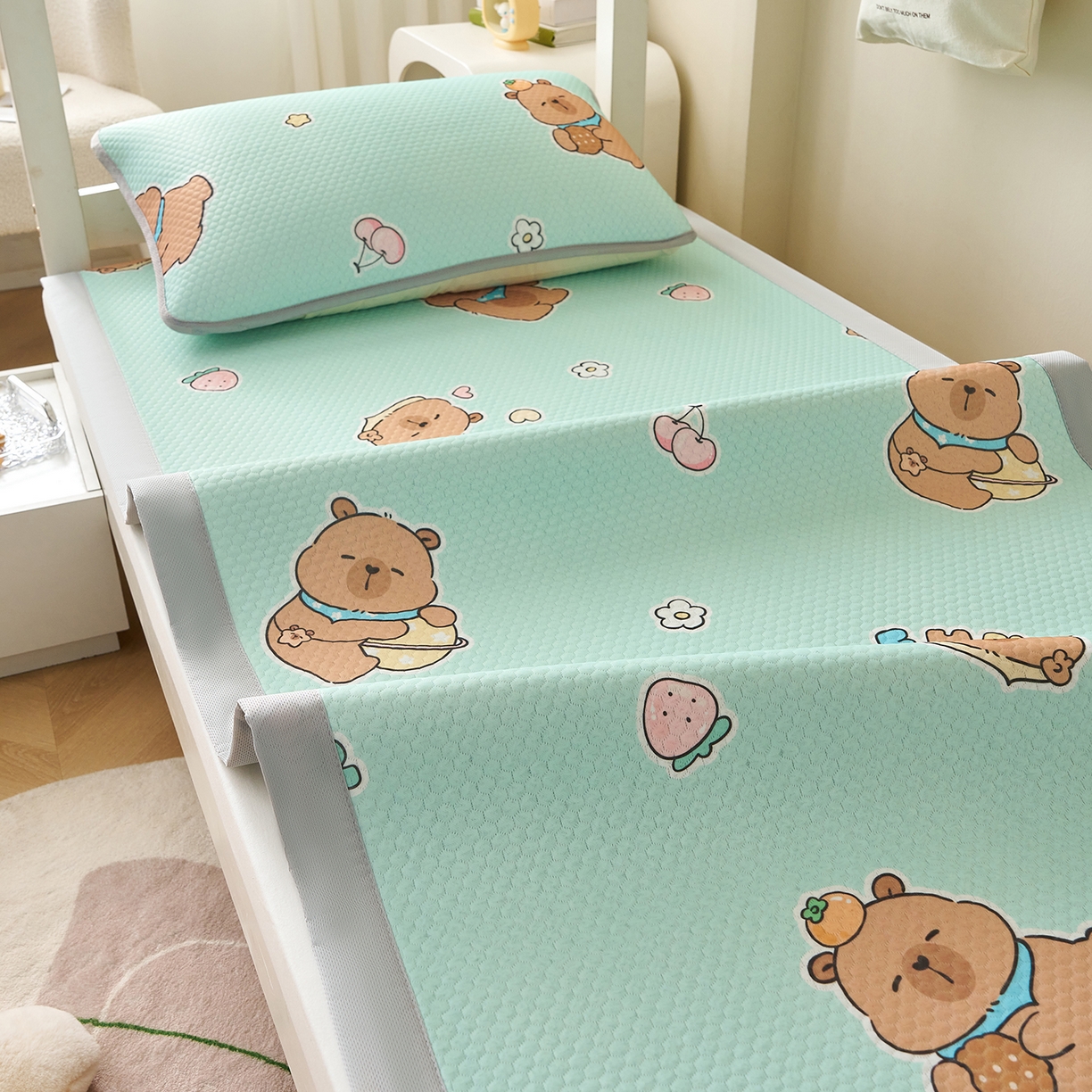 91家纺网 家纺一手货源 找家纺 家品罗兰 2026新款夏季A类印花冰豆豆凉席三明治透气网冰丝凉席家用双人冰丝席床单-学生床 卡皮巴拉