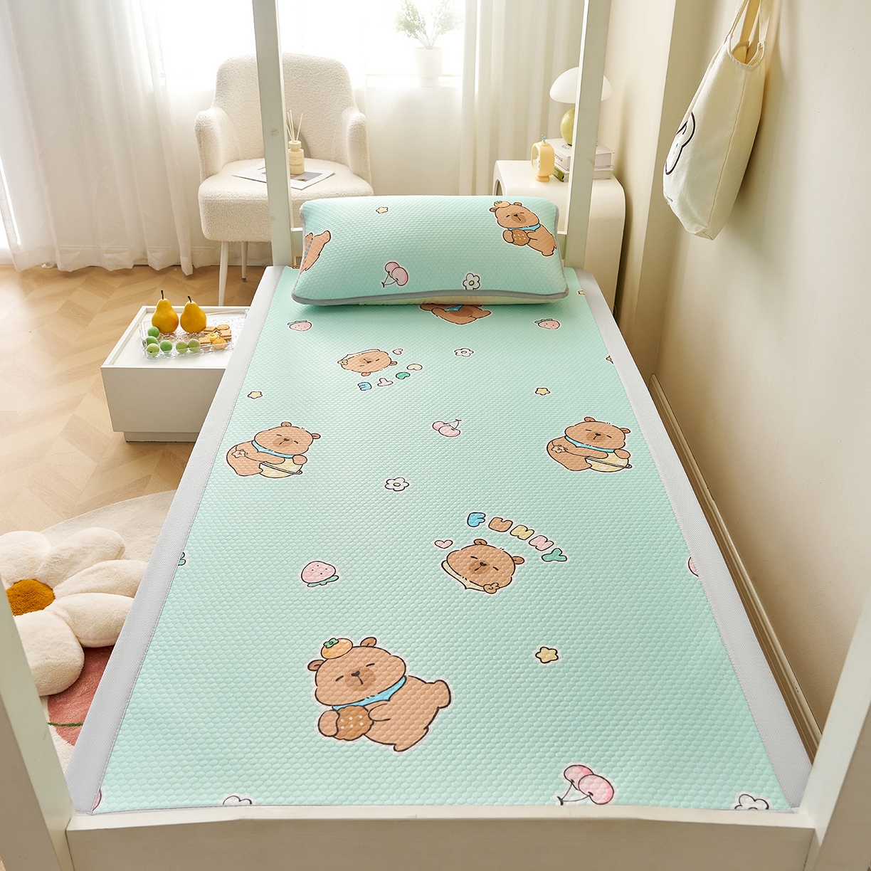 91家纺网 家纺一手货源 找家纺 家品罗兰 2026新款夏季A类印花冰豆豆凉席三明治透气网冰丝凉席家用双人冰丝席床单-学生床 卡皮巴拉