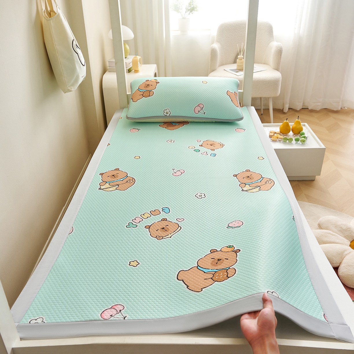 91家纺网 家纺一手货源 找家纺 家品罗兰 2026新款夏季A类印花冰豆豆凉席三明治透气网冰丝凉席家用双人冰丝席床单-学生床 卡皮巴拉