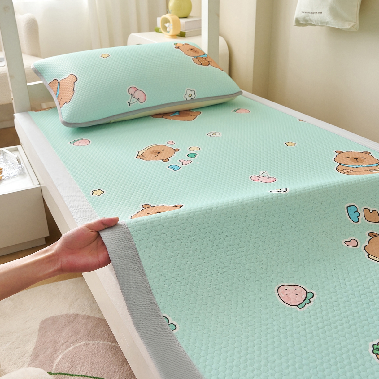 91家纺网 家纺一手货源 找家纺 家品罗兰 2026新款夏季A类印花冰豆豆凉席三明治透气网冰丝凉席家用双人冰丝席床单-学生床 卡皮巴拉