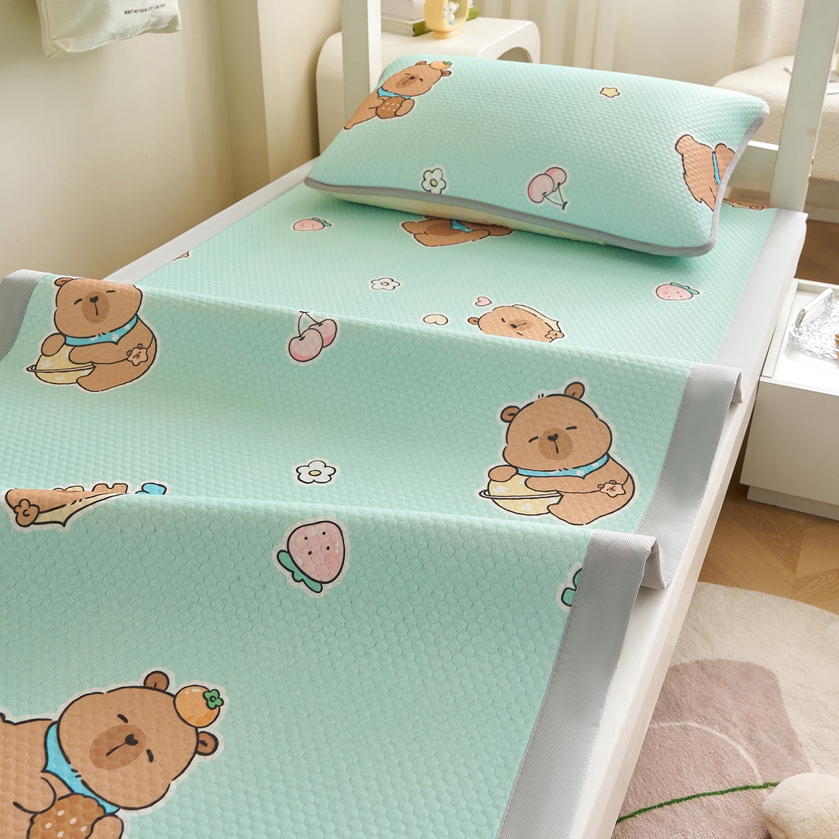 91家纺网 家纺一手货源 找家纺 家品罗兰 2026新款夏季A类印花冰豆豆凉席三明治透气网冰丝凉席家用双人冰丝席床单-学生床 卡皮巴拉