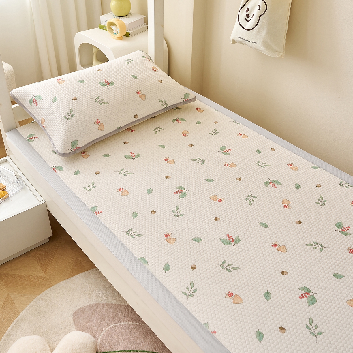 91家纺网 家纺一手货源 找家纺 家品罗兰 2026新款夏季A类印花冰豆豆凉席三明治透气网冰丝凉席家用双人冰丝席床单-学生床 蘑菇乐园