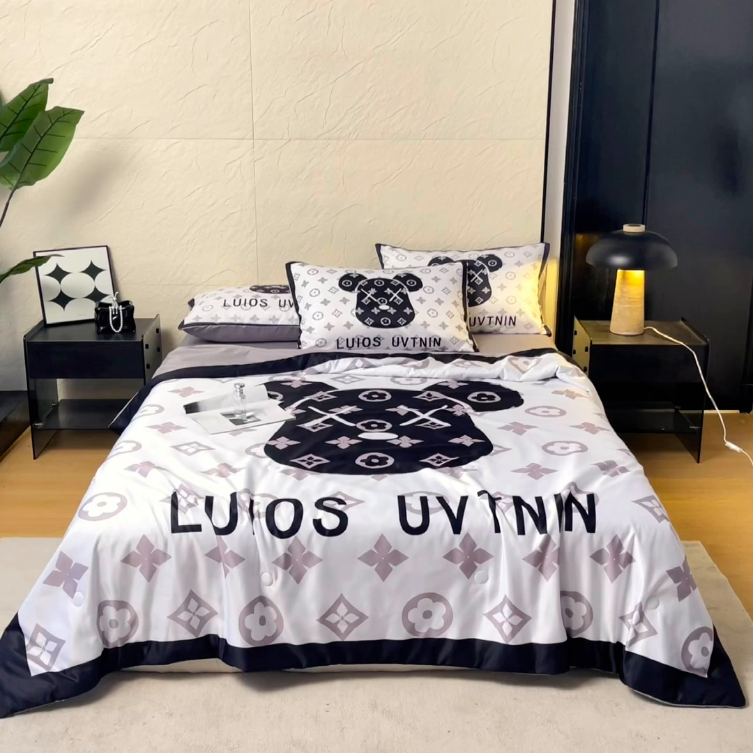 91家纺网 家纺一手货源 找家纺 色鬼布艺高端家居主号 2026春夏新款水洗真丝夏被夏凉被空调被四件套 熊头白