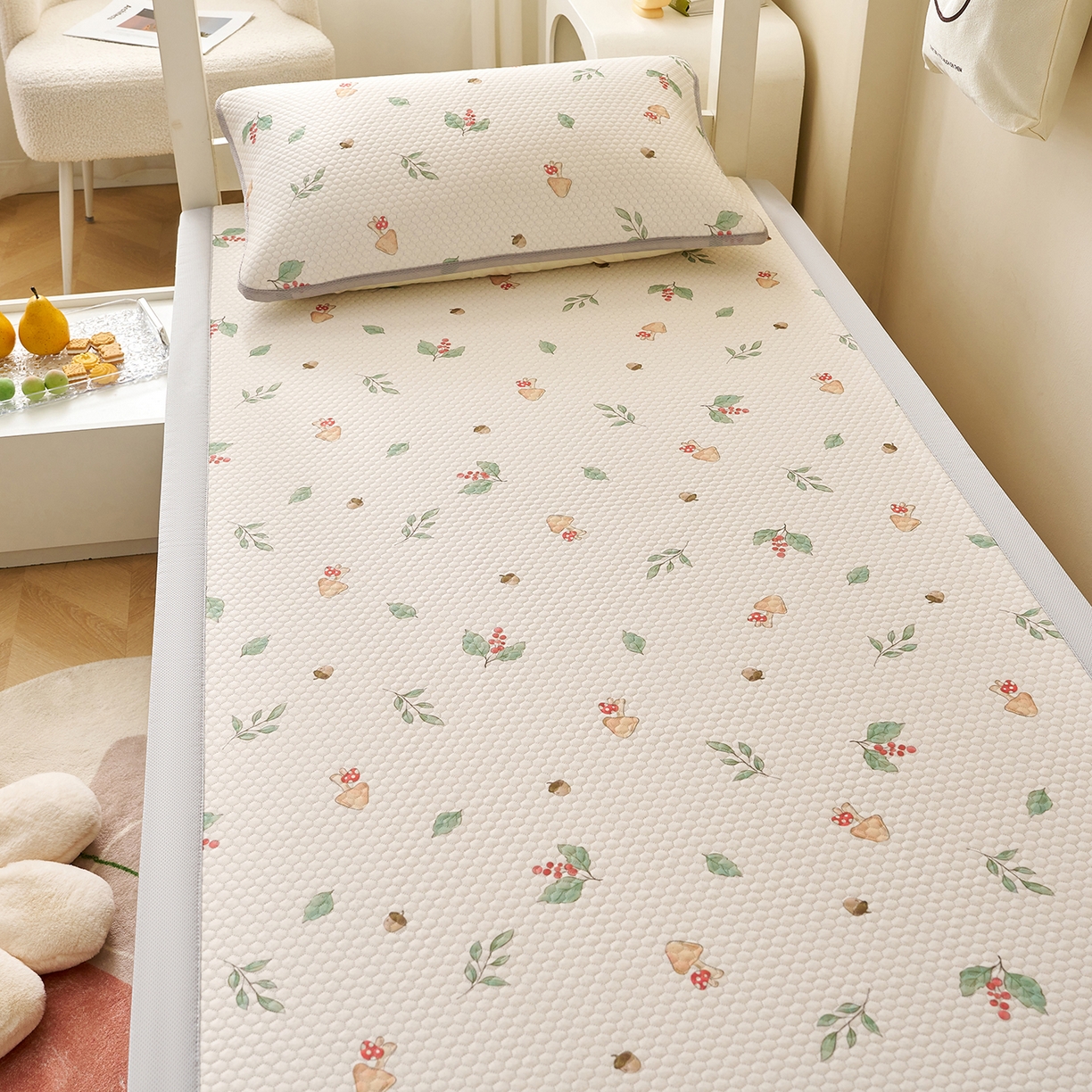 91家纺网 家纺一手货源 找家纺 家品罗兰 2026新款夏季A类印花冰豆豆凉席三明治透气网冰丝凉席家用双人冰丝席床单-学生床 蘑菇乐园