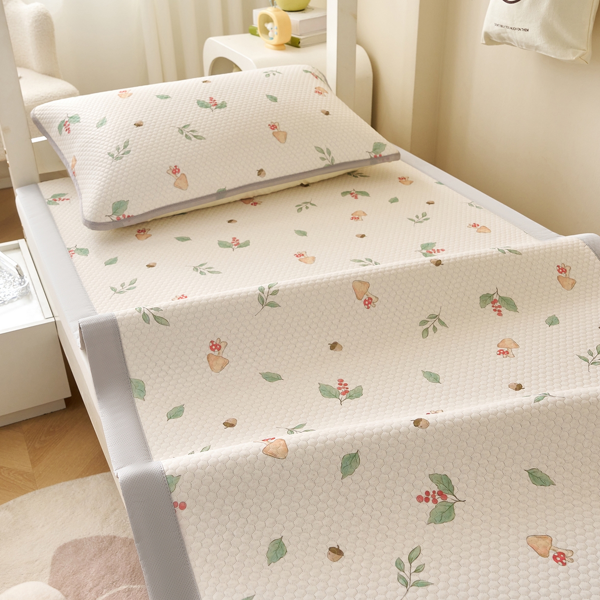 91家纺网 家纺一手货源 找家纺 家品罗兰 2026新款夏季A类印花冰豆豆凉席三明治透气网冰丝凉席家用双人冰丝席床单-学生床 蘑菇乐园