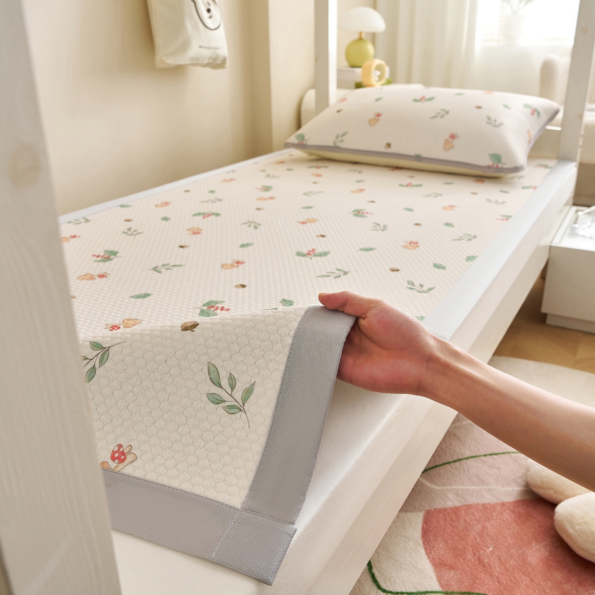 91家纺网 家纺一手货源 找家纺 家品罗兰 2026新款夏季A类印花冰豆豆凉席三明治透气网冰丝凉席家用双人冰丝席床单-学生床 蘑菇乐园