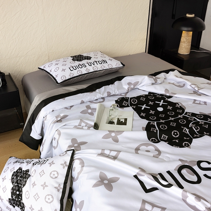 91家纺网 家纺一手货源 找家纺 色鬼布艺高端家居主号 2026春夏新款水洗真丝夏被夏凉被空调被四件套 熊仔白